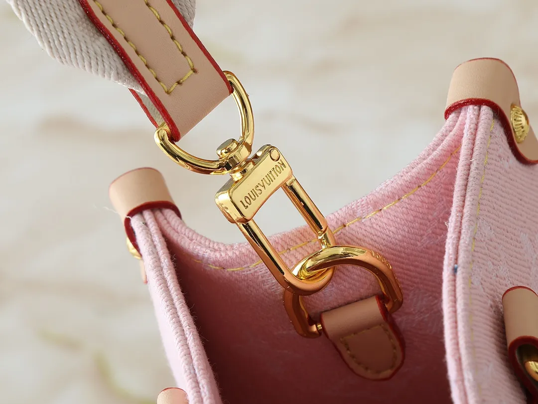 💰300💰Upgraded from the original M46373 M13189 M46871 Denim square bag series Onthego medium handbag (denim denim) This Onthego medium handbag is made of sand-washed Monogram jacquard denim, with leather trim and contrasting stitching. The ample capacity meets business or leisure needs, and the exquisite handle and long shoulder strap unlock multiple carrying methods. Dimensions 25.0 x 19.0 x 11.5 cm