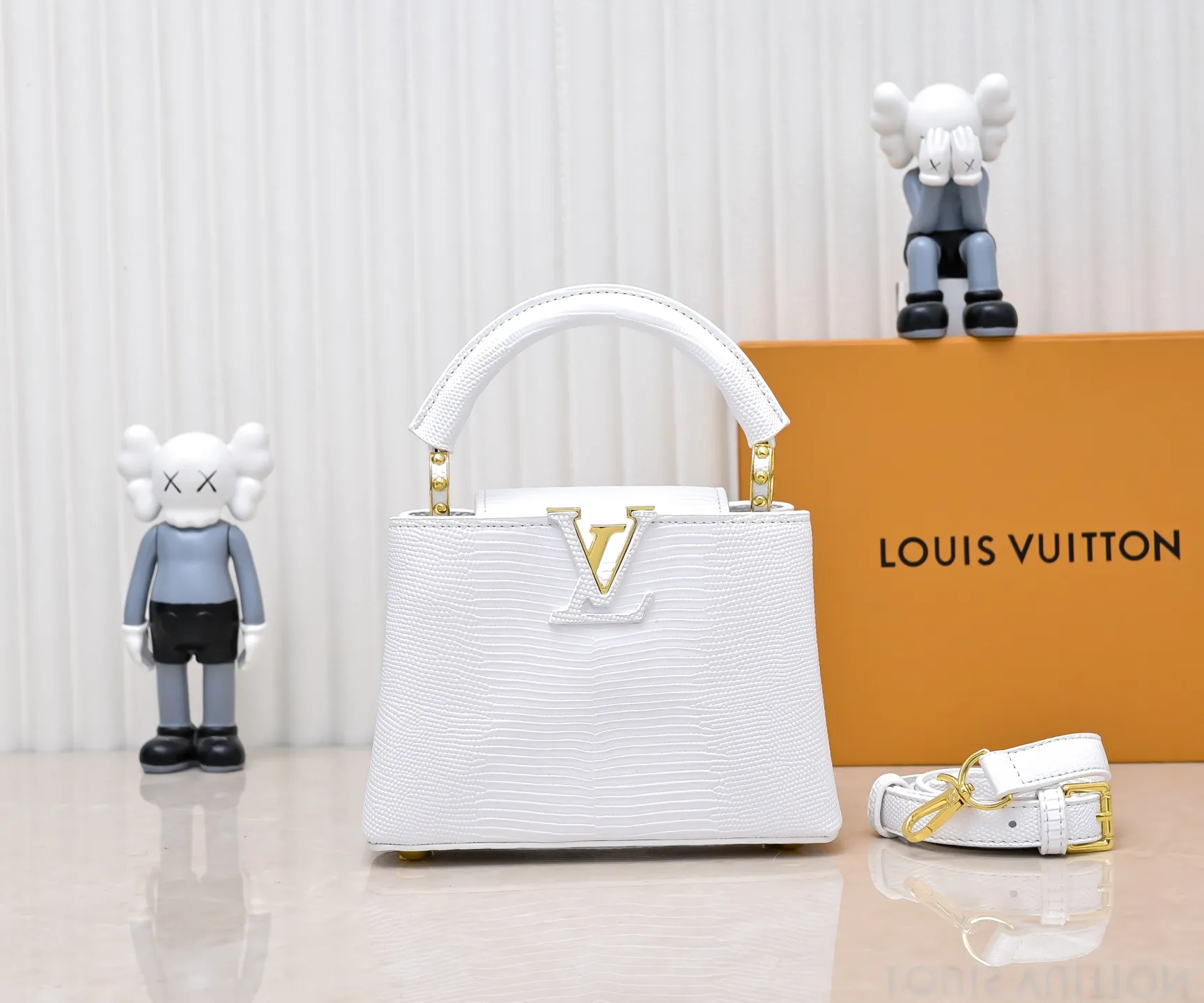 Top original P400 Guangzhou product M99527 white lizard gold buckle This Capucines mini handbag is wrapped in gorgeous lizard leather and lined with fine sheepskin, embellished with dazzling metal parts. The flip cover reads LV letters inside, and a Monogram flower blooms when turned out. Its compact size makes it a dazzling choice for evening occasions. Detailed features 21 x 14 x 8 cm (length x height x width)
