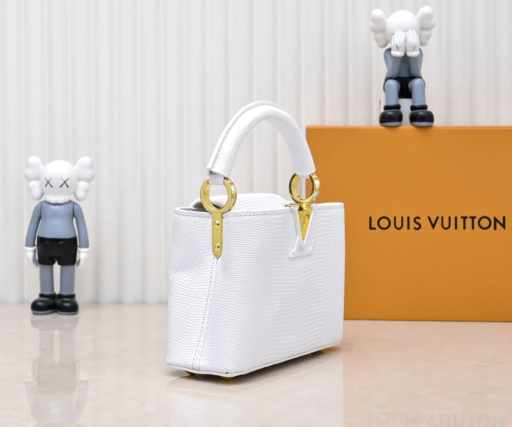 Top original P400 Guangzhou product M99527 white lizard gold buckle This Capucines mini handbag is wrapped in gorgeous lizard leather and lined with fine sheepskin, embellished with dazzling metal parts. The flip cover reads LV letters inside, and a Monogram flower blooms when turned out. Its compact size makes it a dazzling choice for evening occasions. Detailed features 21 x 14 x 8 cm (length x height x width)