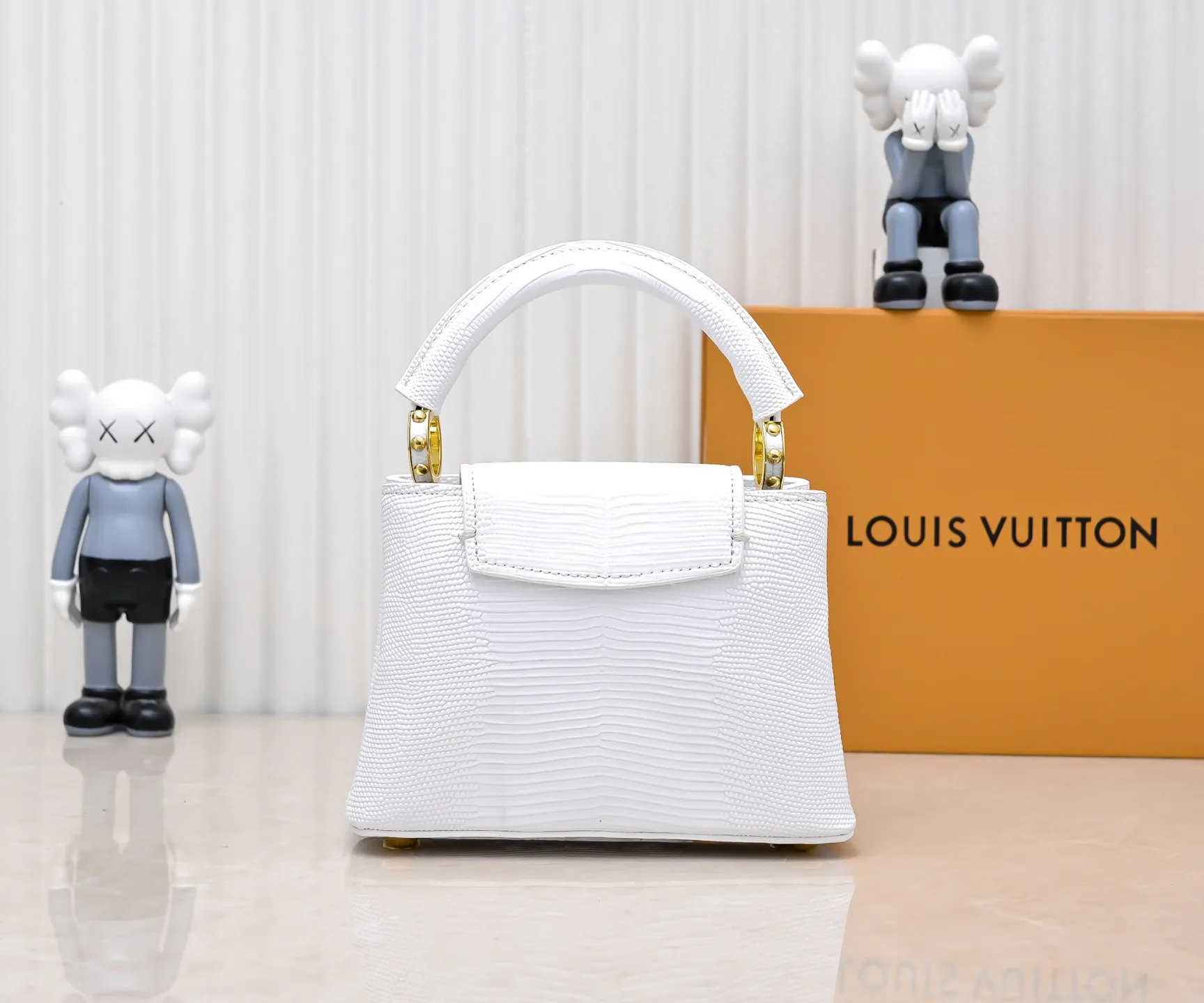Top original P400 Guangzhou product M99527 white lizard gold buckle This Capucines mini handbag is wrapped in gorgeous lizard leather and lined with fine sheepskin, embellished with dazzling metal parts. The flip cover reads LV letters inside, and a Monogram flower blooms when turned out. Its compact size makes it a dazzling choice for evening occasions. Detailed features 21 x 14 x 8 cm (length x height x width)