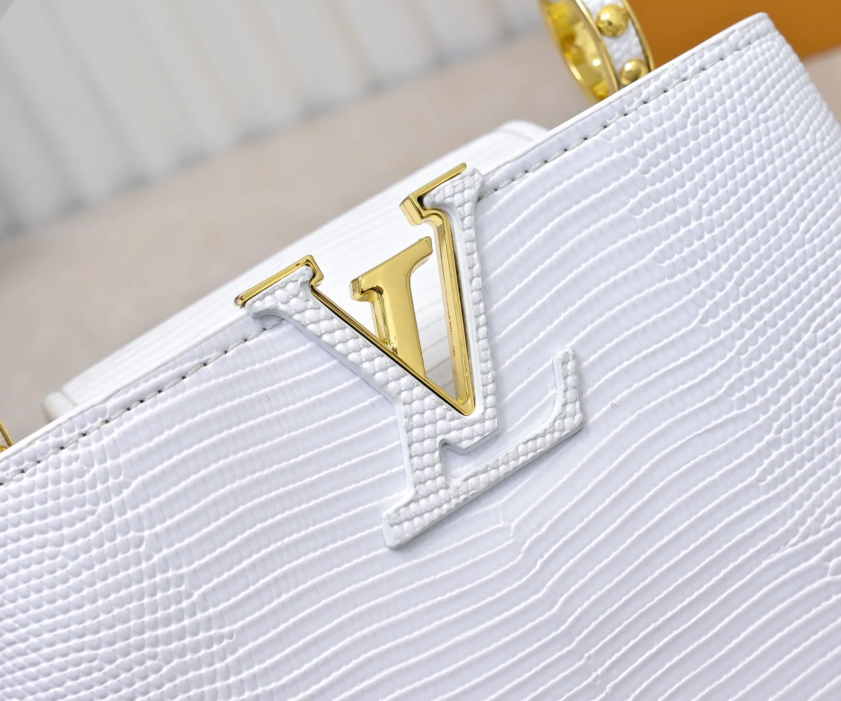 Top original P400 Guangzhou product M99527 white lizard gold buckle This Capucines mini handbag is wrapped in gorgeous lizard leather and lined with fine sheepskin, embellished with dazzling metal parts. The flip cover reads LV letters inside, and a Monogram flower blooms when turned out. Its compact size makes it a dazzling choice for evening occasions. Detailed features 21 x 14 x 8 cm (length x height x width)
