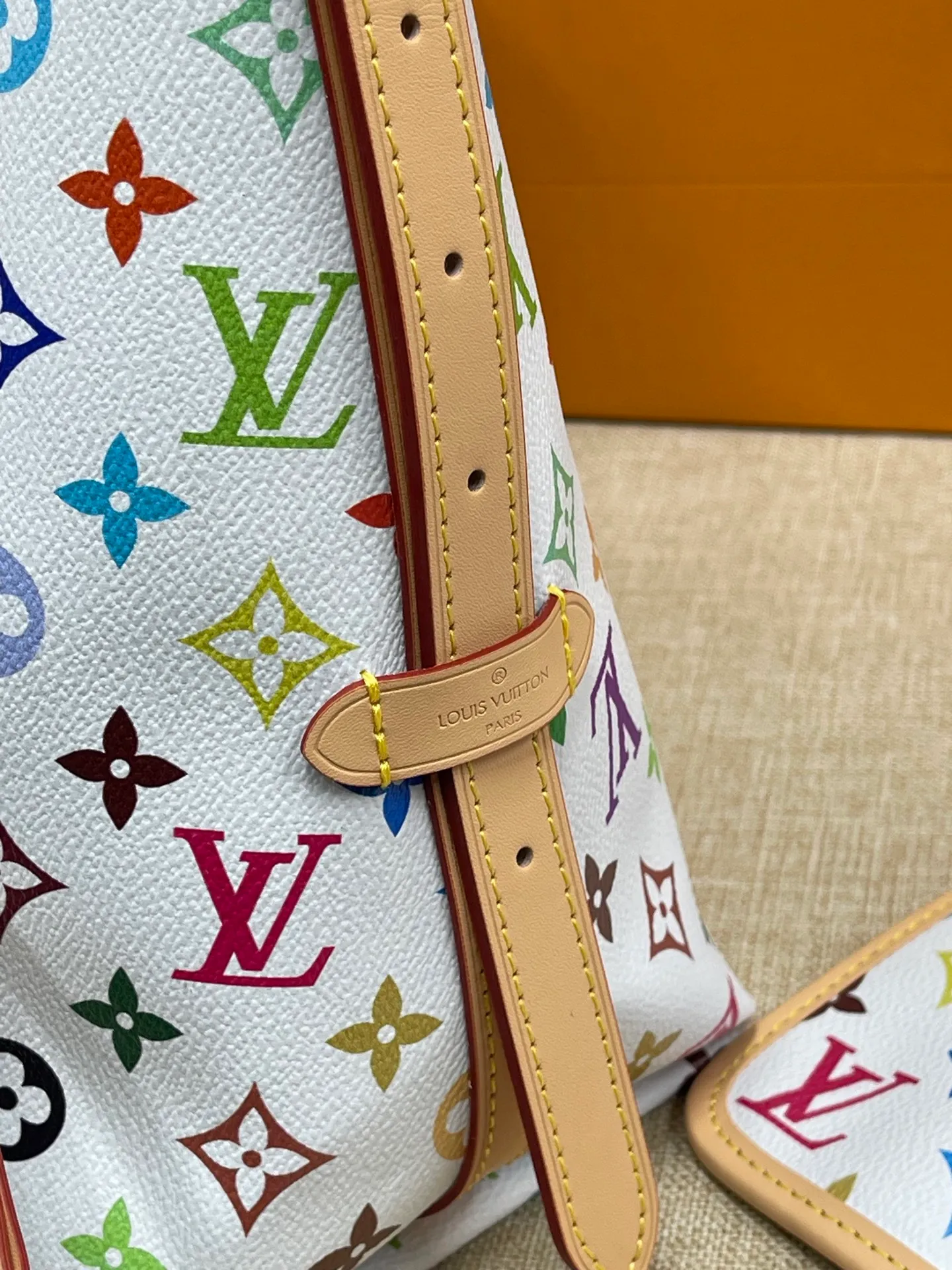 [Upgraded version] P520¥ Upgraded version High quality·Three-color gift box packaging💝Model M13661😘🔘Carryall PM bag (small size) The most worth buying Carryall three-color series ~ It’s simply yyds! 👜The Carryall handbag adopts the consistent design of the Lv family hobo handbag in appearance; it also adds a girly bow element🎀 Equipped with a detachable zippered mini bag, 🉑️ it can be used as a coin purse or can be equipped with its own chain. With some decorations, it can become a new small bag. It is multi-purpose and super practical. As a functional commuting tote bag, the Carryall combines the advantages of durability, versatility and never goes out of style. It can be worn whether you are cool or lazy 😎 Dimensions: 29 x 24 x 12cm