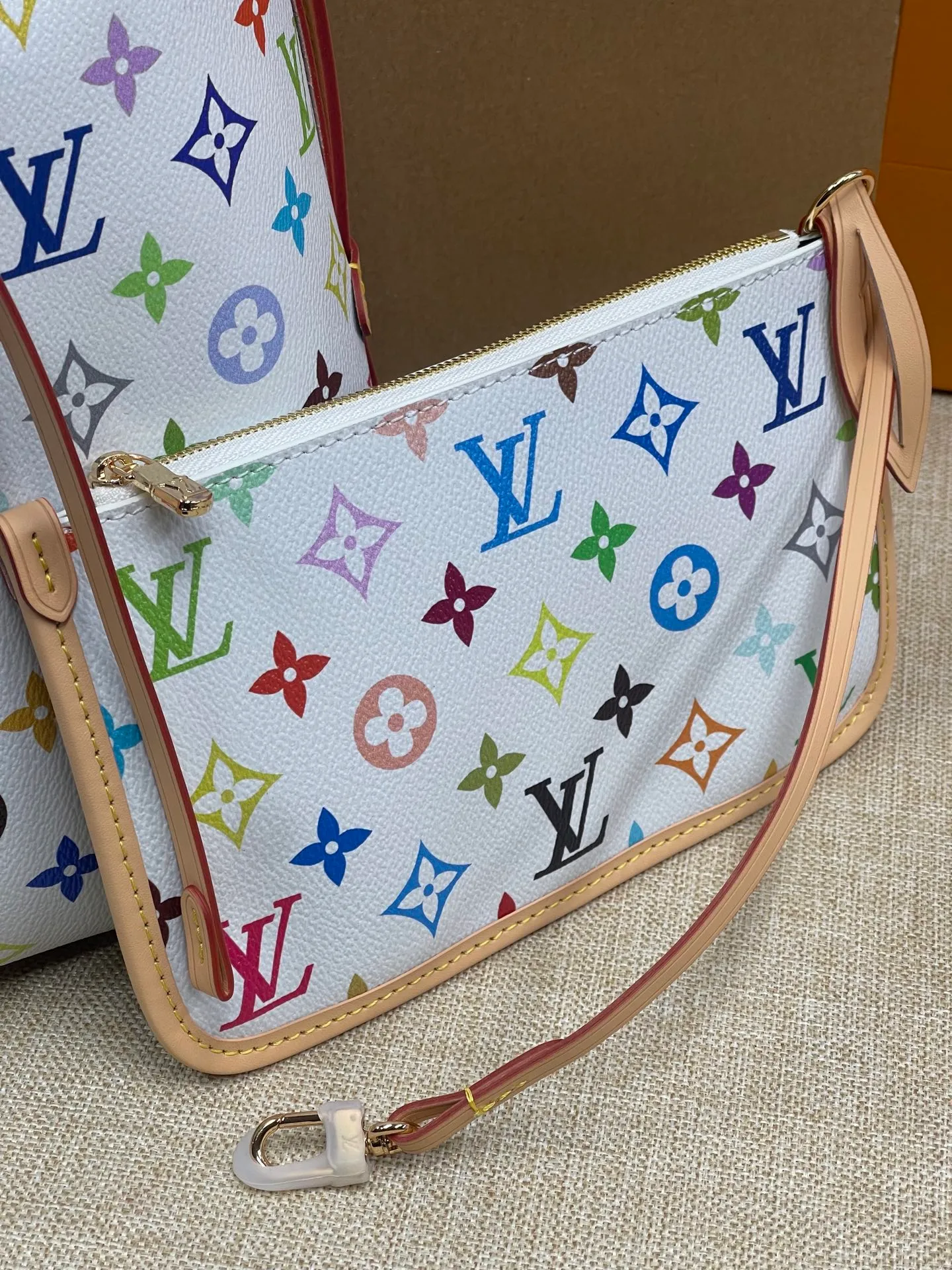 [Upgraded version] P520¥ Upgraded version High quality·Three-color gift box packaging💝Model M13661😘🔘Carryall PM bag (small size) The most worth buying Carryall three-color series ~ It’s simply yyds! 👜The Carryall handbag adopts the consistent design of the Lv family hobo handbag in appearance; it also adds a girly bow element🎀 Equipped with a detachable zippered mini bag, 🉑️ it can be used as a coin purse or can be equipped with its own chain. With some decorations, it can become a new small bag. It is multi-purpose and super practical. As a functional commuting tote bag, the Carryall combines the advantages of durability, versatility and never goes out of style. It can be worn whether you are cool or lazy 😎 Dimensions: 29 x 24 x 12cm