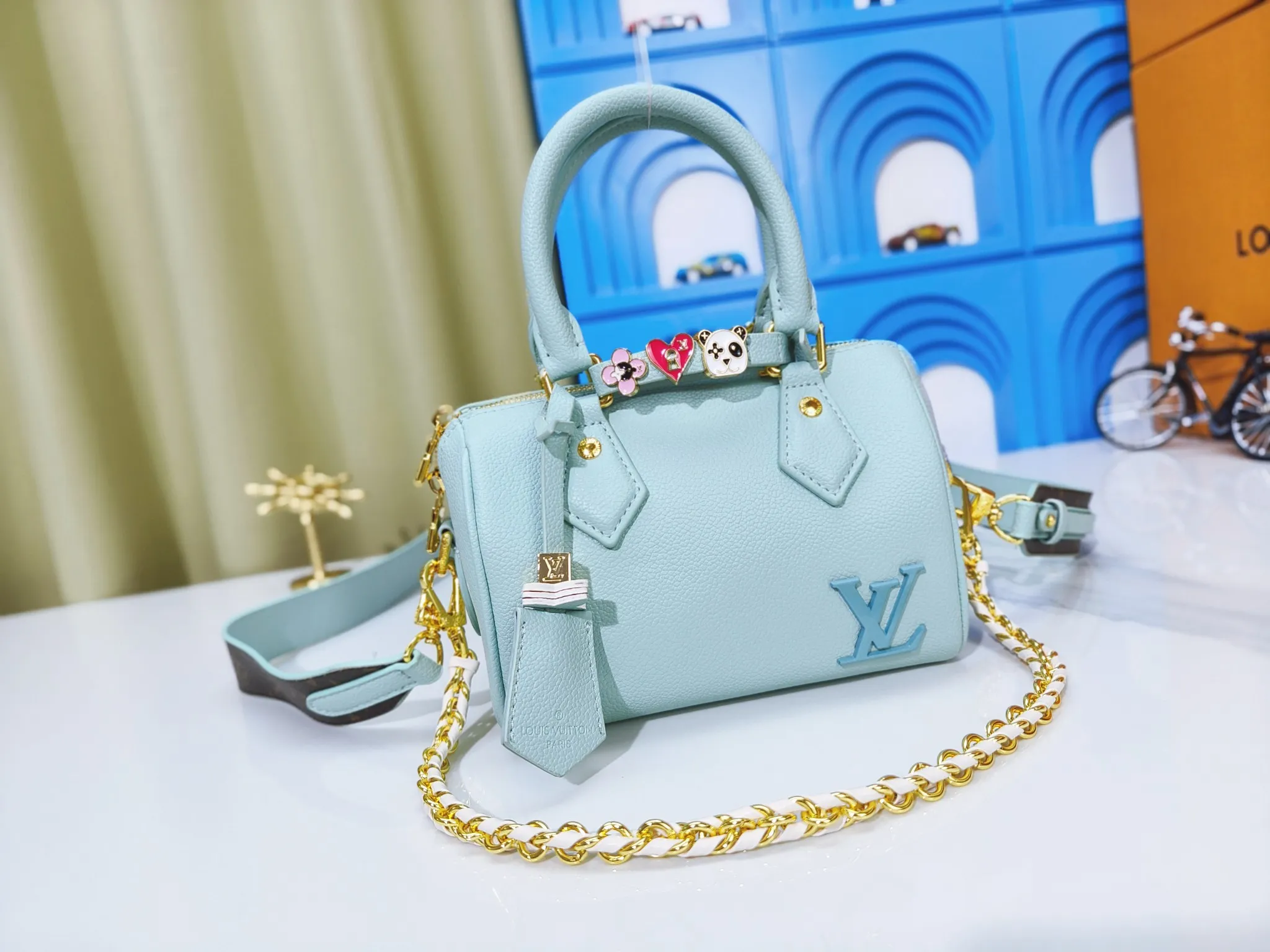 P260💰 Upgraded from the original m24606 black flower m46970 presbyopic m24605 green leather m24598 purple leather m24474 white flower m24605 blue leather 2024 China Qixi Festival limited speedy18, to meet daily needs with exquisite and compact accessories that can be worn in multiple ways, plus a detachable chain strap to achieve a comfortable shoulder-carrying experience. Dimensions: 18.0x12.5x11.0 (length x height x width)