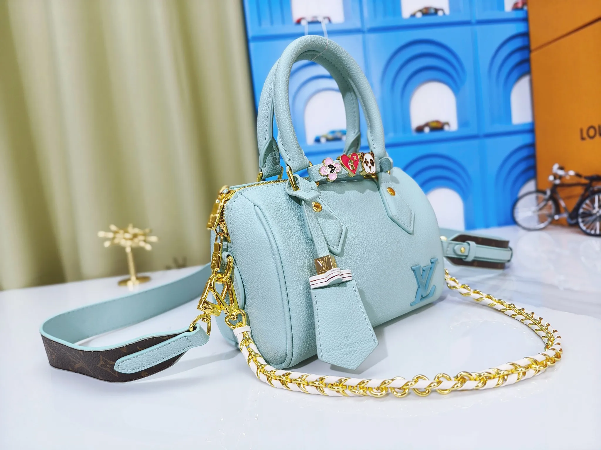 P260💰 Upgraded from the original m24606 black flower m46970 presbyopic m24605 green leather m24598 purple leather m24474 white flower m24605 blue leather 2024 China Qixi Festival limited speedy18, to meet daily needs with exquisite and compact accessories that can be worn in multiple ways, plus a detachable chain strap to achieve a comfortable shoulder-carrying experience. Dimensions: 18.0x12.5x11.0 (length x height x width)