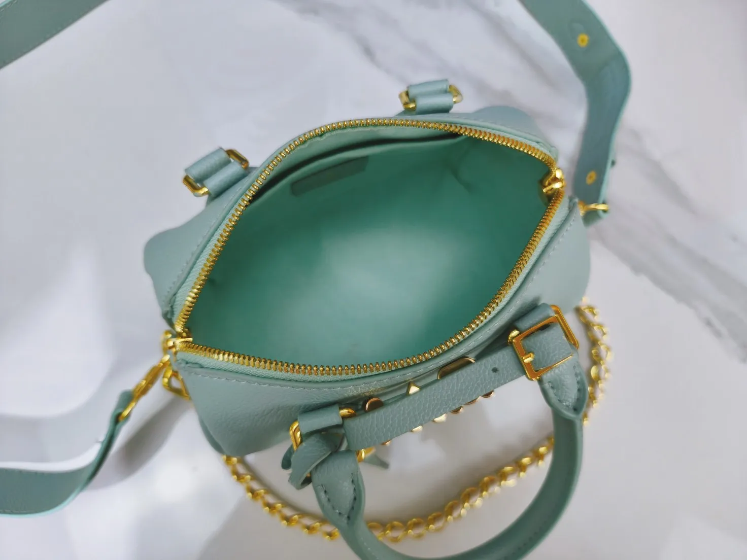 P260💰 Upgraded from the original m24606 black flower m46970 presbyopic m24605 green leather m24598 purple leather m24474 white flower m24605 blue leather 2024 China Qixi Festival limited speedy18, to meet daily needs with exquisite and compact accessories that can be worn in multiple ways, plus a detachable chain strap to achieve a comfortable shoulder-carrying experience. Dimensions: 18.0x12.5x11.0 (length x height x width)