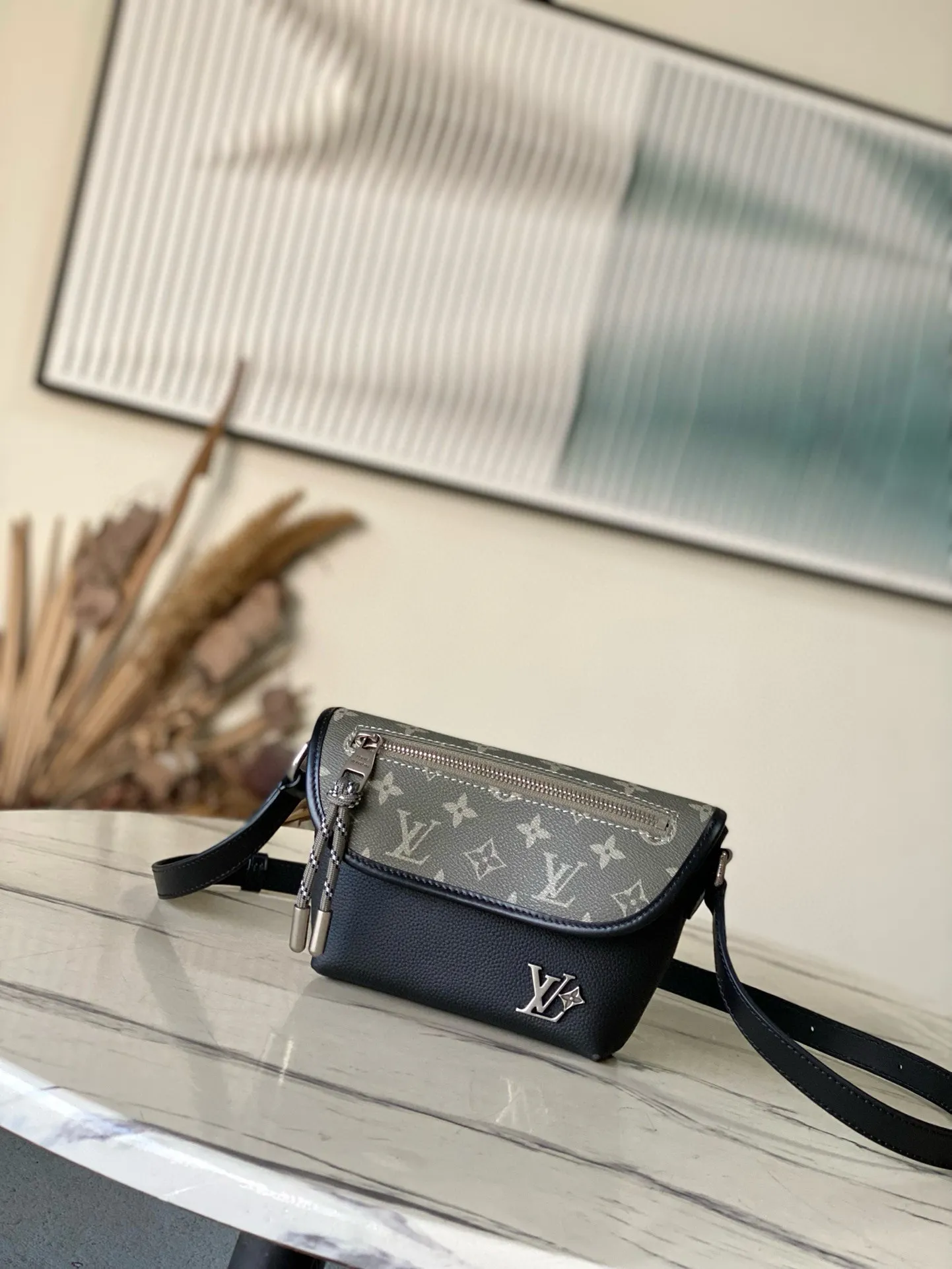 💰1240 Top original order M12618 Pulse mini handbag is crafted from traditional leather and Monogram canvas to achieve a balance between comfortable texture and functional design. The LV letters are reflected in the brand style, and the end of the cord zipper pulls with a metallic luster. There are patch pockets and zipper pockets on the inside and outside of the flap, and the length of the shoulder strap can be adjusted through the side loops. Dimensions: 22.5 × 16 × 5cm