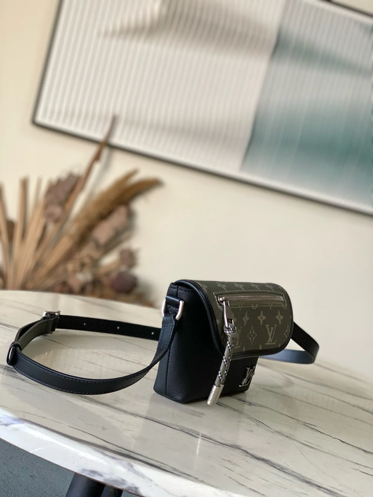 💰1240 Top original order M12618 Pulse mini handbag is crafted from traditional leather and Monogram canvas to achieve a balance between comfortable texture and functional design. The LV letters are reflected in the brand style, and the end of the cord zipper pulls with a metallic luster. There are patch pockets and zipper pockets on the inside and outside of the flap, and the length of the shoulder strap can be adjusted through the side loops. Dimensions: 22.5 × 16 × 5cm
