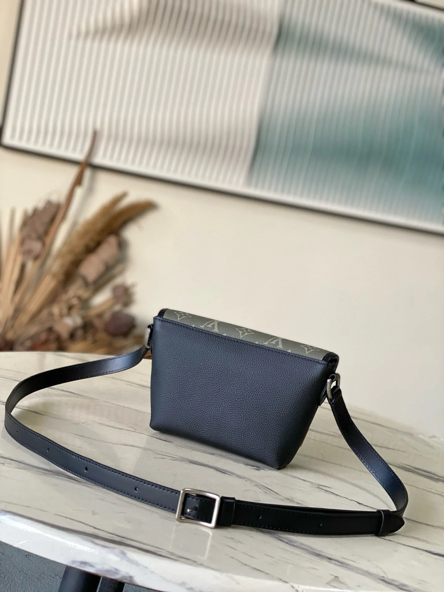 💰1240 Top original order M12618 Pulse mini handbag is crafted from traditional leather and Monogram canvas to achieve a balance between comfortable texture and functional design. The LV letters are reflected in the brand style, and the end of the cord zipper pulls with a metallic luster. There are patch pockets and zipper pockets on the inside and outside of the flap, and the length of the shoulder strap can be adjusted through the side loops. Dimensions: 22.5 × 16 × 5cm