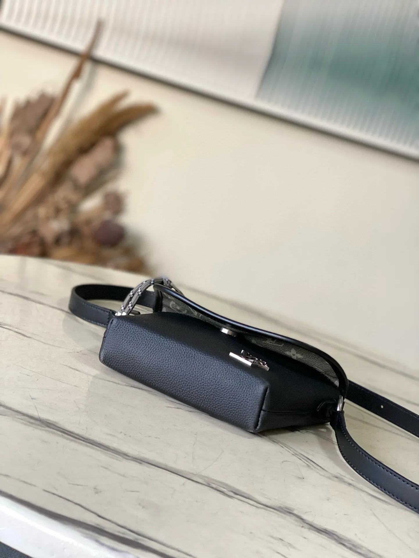 💰1240 Top original order M12618 Pulse mini handbag is crafted from traditional leather and Monogram canvas to achieve a balance between comfortable texture and functional design. The LV letters are reflected in the brand style, and the end of the cord zipper pulls with a metallic luster. There are patch pockets and zipper pockets on the inside and outside of the flap, and the length of the shoulder strap can be adjusted through the side loops. Dimensions: 22.5 × 16 × 5cm