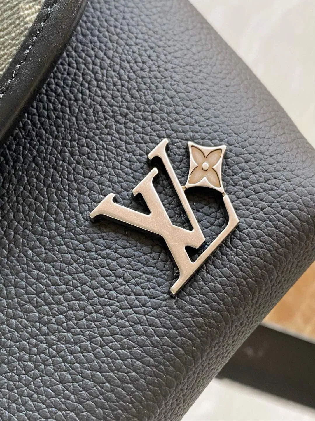 💰1240 Top original order M12618 Pulse mini handbag is crafted from traditional leather and Monogram canvas to achieve a balance between comfortable texture and functional design. The LV letters are reflected in the brand style, and the end of the cord zipper pulls with a metallic luster. There are patch pockets and zipper pockets on the inside and outside of the flap, and the length of the shoulder strap can be adjusted through the side loops. Dimensions: 22.5 × 16 × 5cm