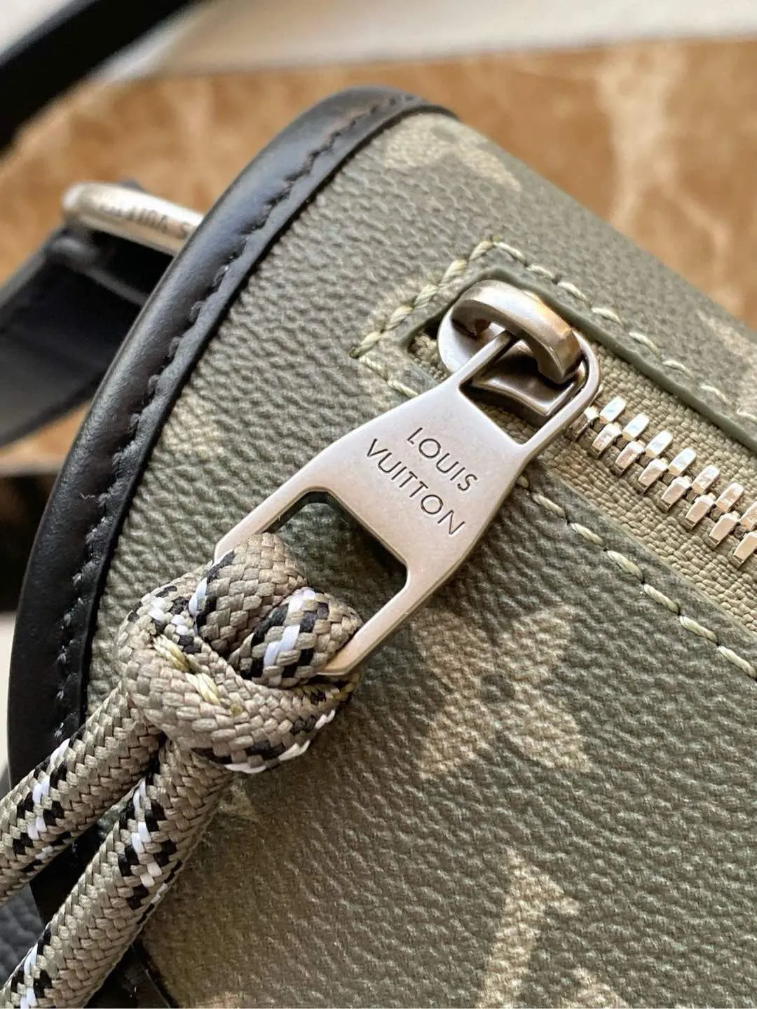 💰1240 Top original order M12618 Pulse mini handbag is crafted from traditional leather and Monogram canvas to achieve a balance between comfortable texture and functional design. The LV letters are reflected in the brand style, and the end of the cord zipper pulls with a metallic luster. There are patch pockets and zipper pockets on the inside and outside of the flap, and the length of the shoulder strap can be adjusted through the side loops. Dimensions: 22.5 × 16 × 5cm