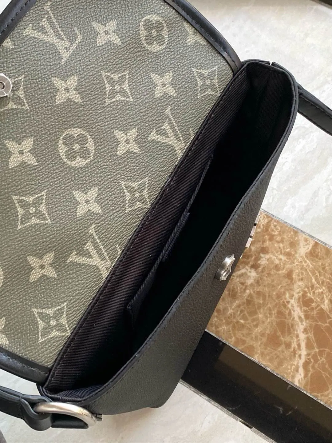💰1240 Top original order M12618 Pulse mini handbag is crafted from traditional leather and Monogram canvas to achieve a balance between comfortable texture and functional design. The LV letters are reflected in the brand style, and the end of the cord zipper pulls with a metallic luster. There are patch pockets and zipper pockets on the inside and outside of the flap, and the length of the shoulder strap can be adjusted through the side loops. Dimensions: 22.5 × 16 × 5cm