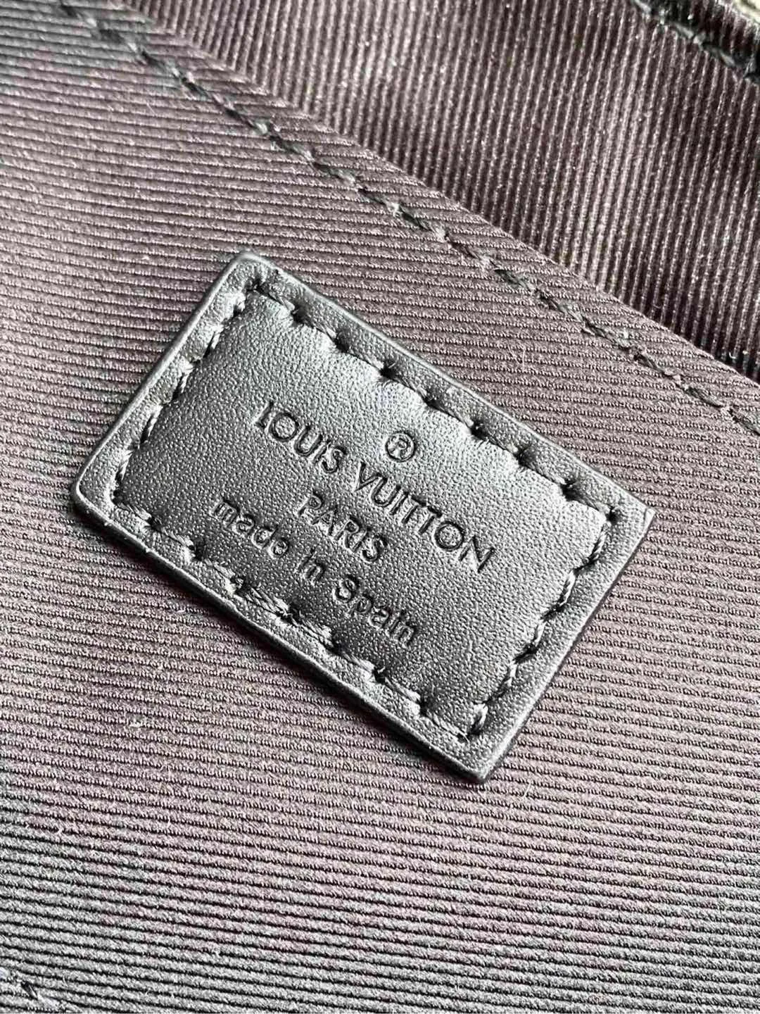 💰1240 Top original order M12618 Pulse mini handbag is crafted from traditional leather and Monogram canvas to achieve a balance between comfortable texture and functional design. The LV letters are reflected in the brand style, and the end of the cord zipper pulls with a metallic luster. There are patch pockets and zipper pockets on the inside and outside of the flap, and the length of the shoulder strap can be adjusted through the side loops. Dimensions: 22.5 × 16 × 5cm