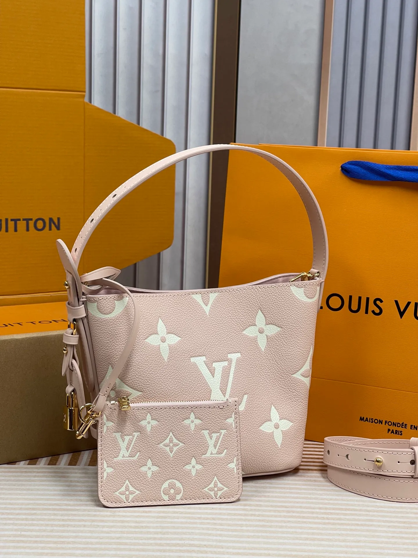 [Upgraded version] P820💰New counter model·High quality·Semi-steel hardware·Original single grade·With gift box🎁Packaging·Model M1356💗This All In BB bucket bag hobo handbag conveys the fun style of the Louis Vuitton x Murakami reissued embossed cowhide series with smart details. The Monogram embossing is boldly rendered in the artist's rainbow tones, and the name tag is embellished with bows and padlocks. With the clever use of adjustable cowhide handles and leather shoulder straps, it can be carried by hand, shoulder or cross-body.  Dimensions: 18 x 12 x 16 cm ⚠️