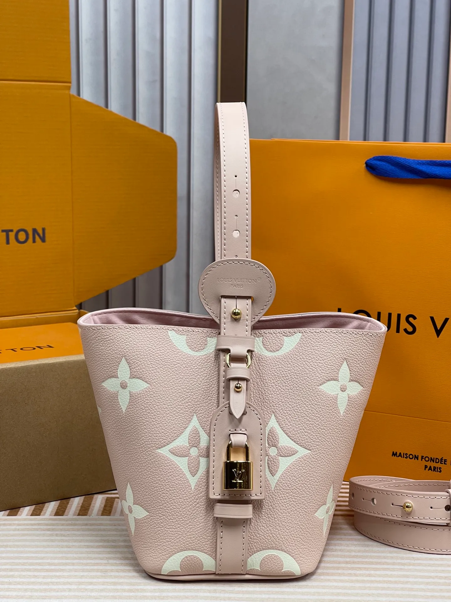 [Upgraded version] P820💰New counter model·High quality·Semi-steel hardware·Original single grade·With gift box🎁Packaging·Model M1356💗This All In BB bucket bag hobo handbag conveys the fun style of the Louis Vuitton x Murakami reissued embossed cowhide series with smart details. The Monogram embossing is boldly rendered in the artist's rainbow tones, and the name tag is embellished with bows and padlocks. With the clever use of adjustable cowhide handles and leather shoulder straps, it can be carried by hand, shoulder or cross-body.  Dimensions: 18 x 12 x 16 cm ⚠️