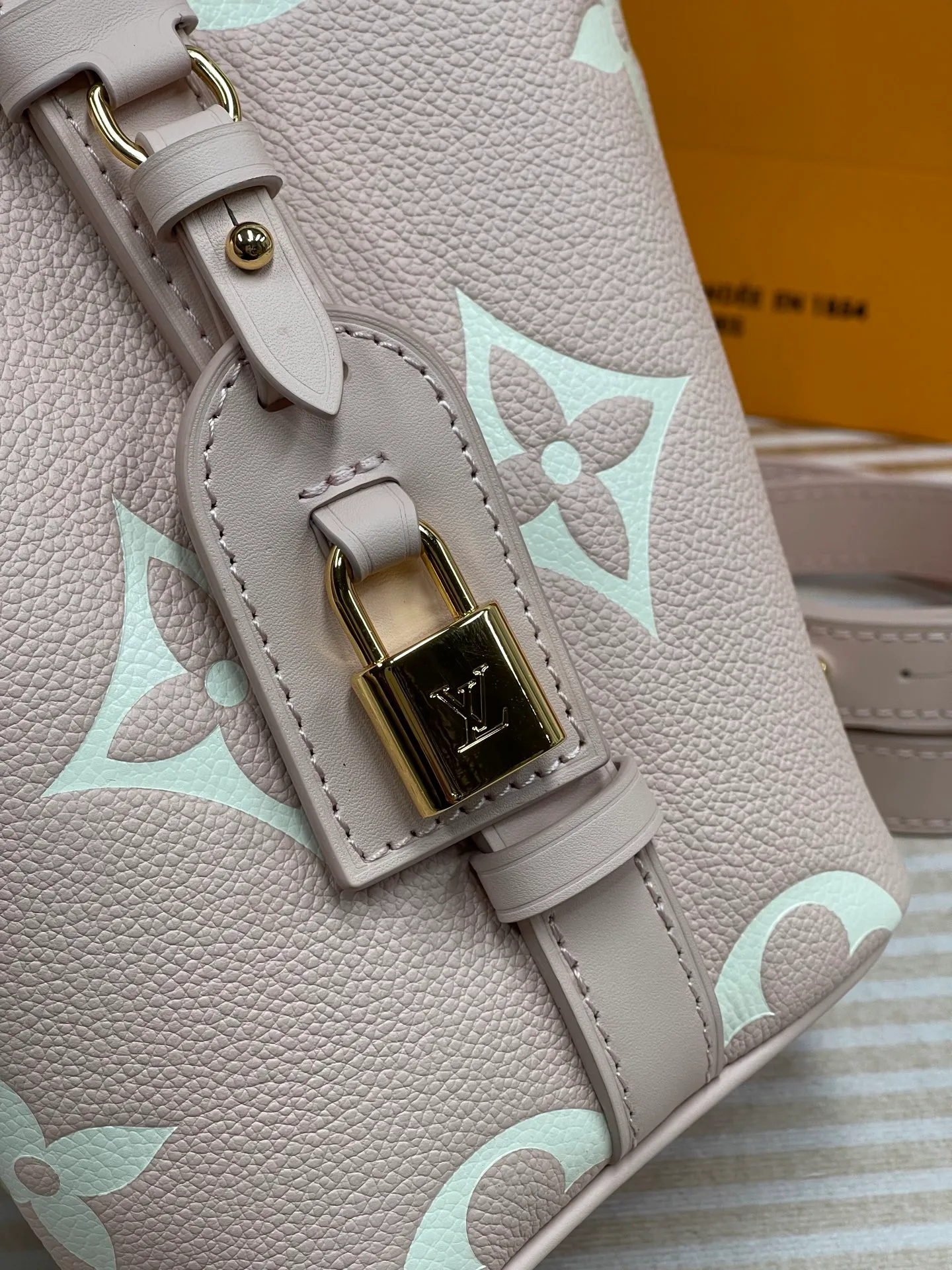 [Upgraded version] P820💰New counter model·High quality·Semi-steel hardware·Original single grade·With gift box🎁Packaging·Model M1356💗This All In BB bucket bag hobo handbag conveys the fun style of the Louis Vuitton x Murakami reissued embossed cowhide series with smart details. The Monogram embossing is boldly rendered in the artist's rainbow tones, and the name tag is embellished with bows and padlocks. With the clever use of adjustable cowhide handles and leather shoulder straps, it can be carried by hand, shoulder or cross-body.  Dimensions: 18 x 12 x 16 cm ⚠️