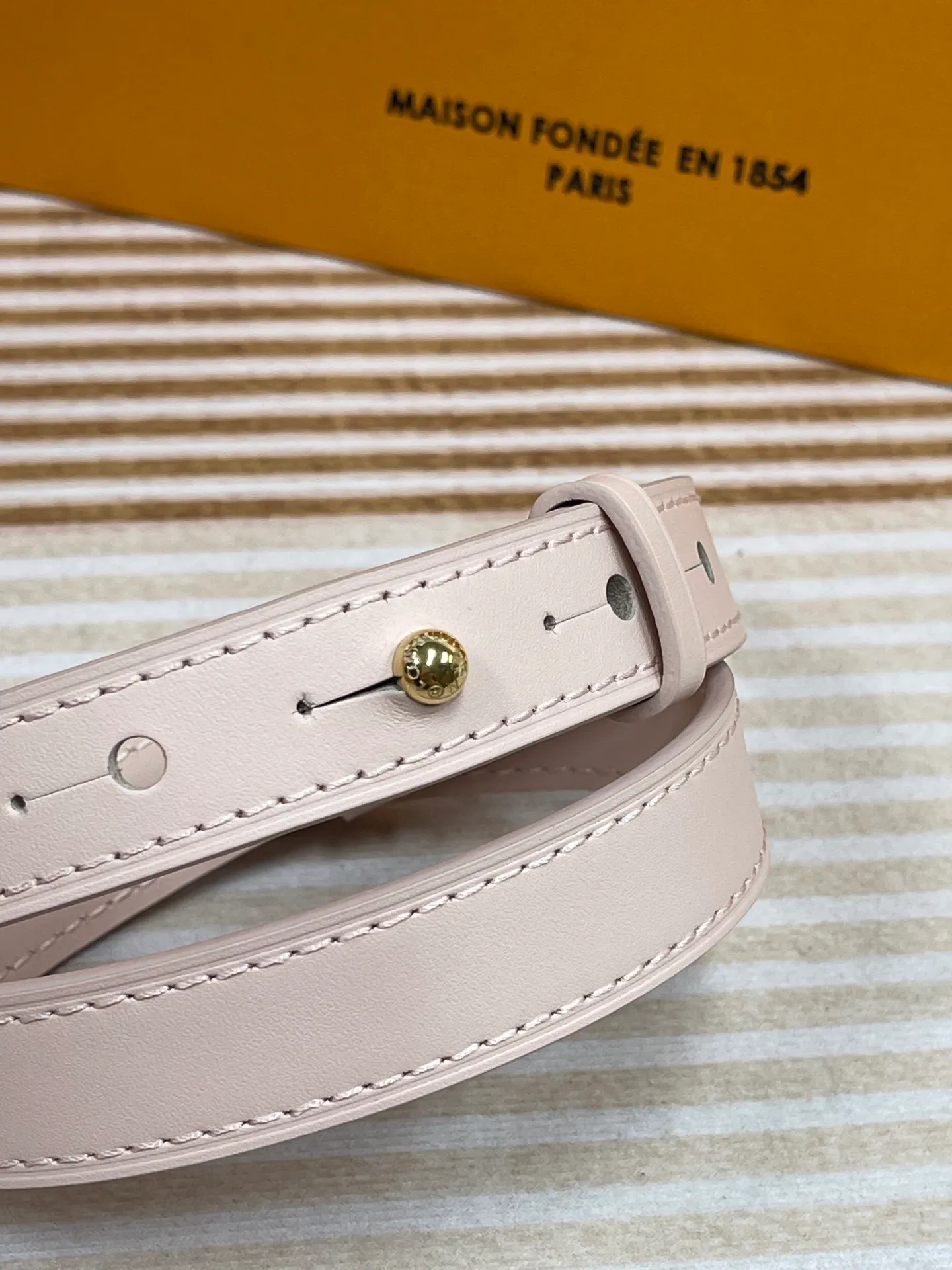 [Upgraded version] P820💰New counter model·High quality·Semi-steel hardware·Original single grade·With gift box🎁Packaging·Model M1356💗This All In BB bucket bag hobo handbag conveys the fun style of the Louis Vuitton x Murakami reissued embossed cowhide series with smart details. The Monogram embossing is boldly rendered in the artist's rainbow tones, and the name tag is embellished with bows and padlocks. With the clever use of adjustable cowhide handles and leather shoulder straps, it can be carried by hand, shoulder or cross-body.  Dimensions: 18 x 12 x 16 cm ⚠️