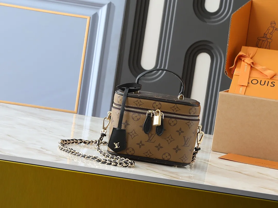 💰240💰Upgraded from the original M45165, this VANITY small handbag for the spring and summer of 2020 witnesses the contemporary movement composed by Nicolas Ghesquitère for Louis Vuitton’s travel heritage. This urban handbag reinterprets the Nice cosmetic bag in Monogram and Monogram Reverse canvas. Whether carried by hand or worn on the shoulder or cross-body with the leather chain strap, the soft and lightweight design can be carried with you. Size:19x13x11cm