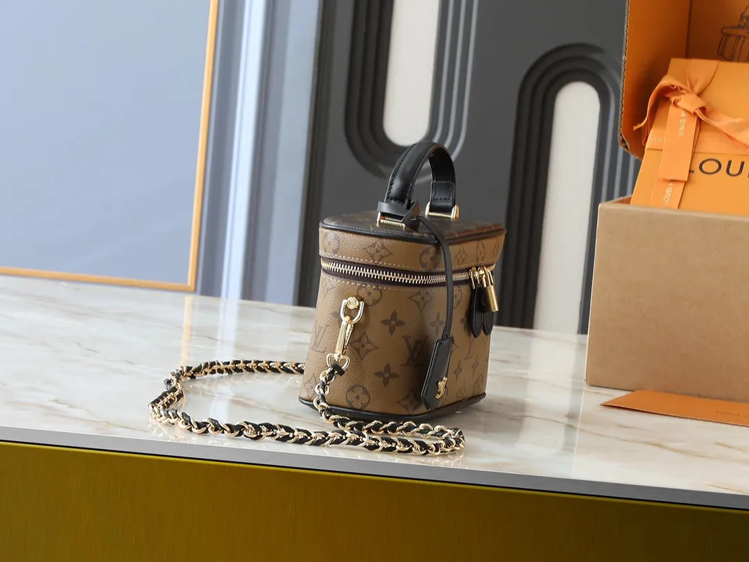 💰240💰Upgraded from the original M45165, this VANITY small handbag for the spring and summer of 2020 witnesses the contemporary movement composed by Nicolas Ghesquitère for Louis Vuitton’s travel heritage. This urban handbag reinterprets the Nice cosmetic bag in Monogram and Monogram Reverse canvas. Whether carried by hand or worn on the shoulder or cross-body with the leather chain strap, the soft and lightweight design can be carried with you. Size:19x13x11cm