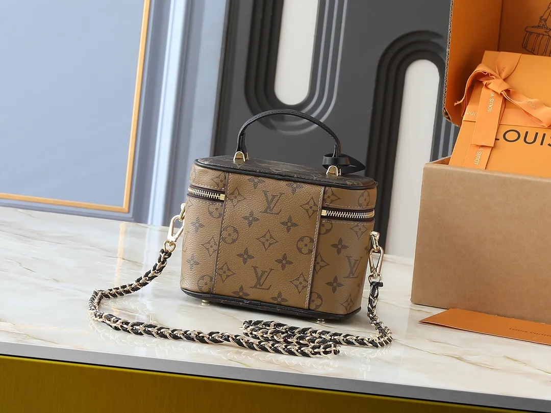 💰240💰Upgraded from the original M45165, this VANITY small handbag for the spring and summer of 2020 witnesses the contemporary movement composed by Nicolas Ghesquitère for Louis Vuitton’s travel heritage. This urban handbag reinterprets the Nice cosmetic bag in Monogram and Monogram Reverse canvas. Whether carried by hand or worn on the shoulder or cross-body with the leather chain strap, the soft and lightweight design can be carried with you. Size:19x13x11cm