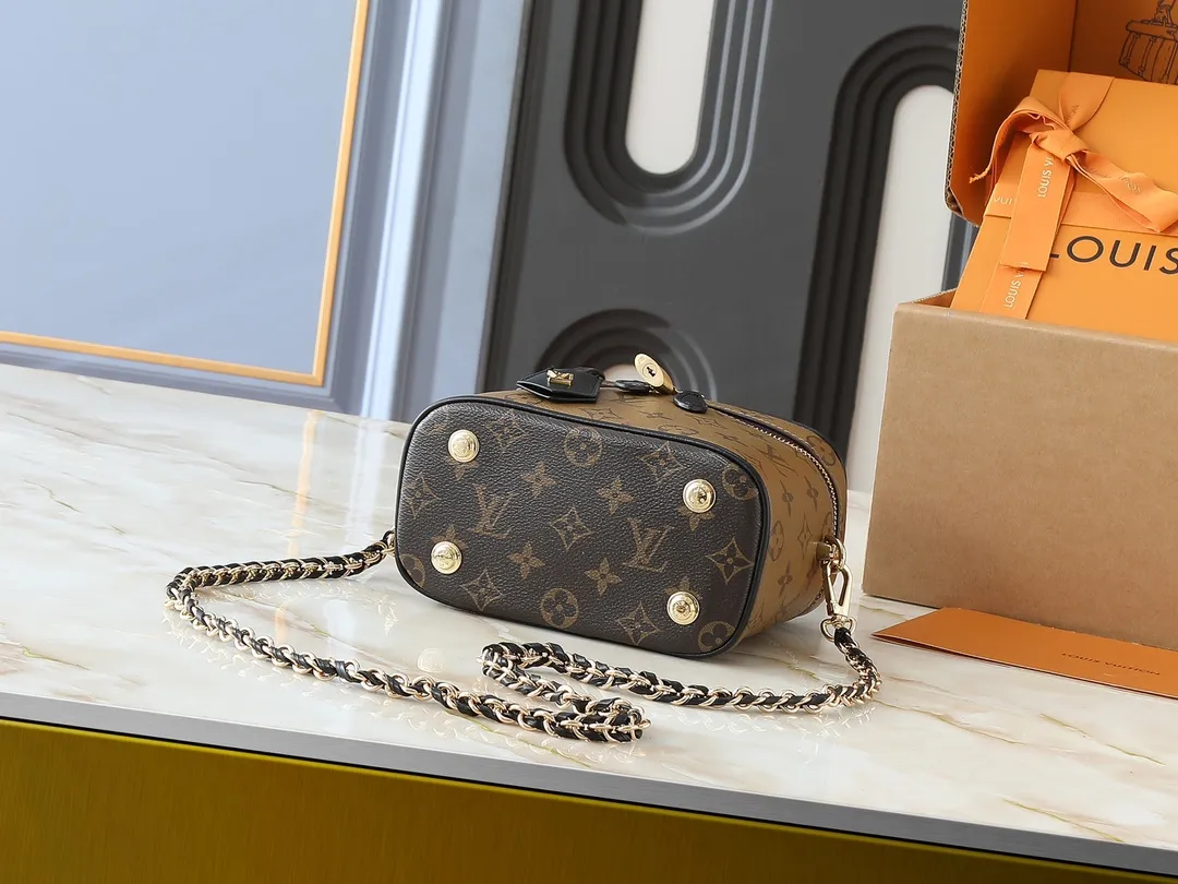 💰240💰Upgraded from the original M45165, this VANITY small handbag for the spring and summer of 2020 witnesses the contemporary movement composed by Nicolas Ghesquitère for Louis Vuitton’s travel heritage. This urban handbag reinterprets the Nice cosmetic bag in Monogram and Monogram Reverse canvas. Whether carried by hand or worn on the shoulder or cross-body with the leather chain strap, the soft and lightweight design can be carried with you. Size:19x13x11cm