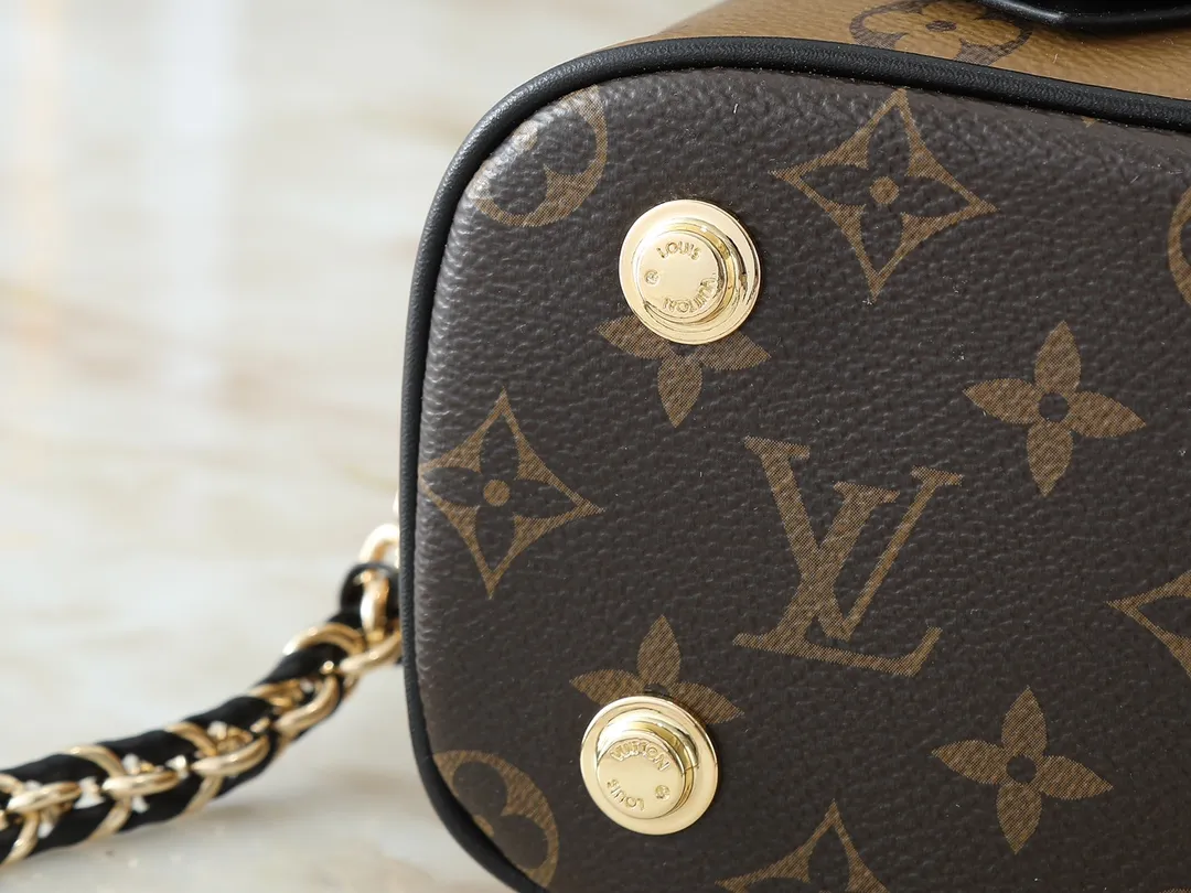 💰240💰Upgraded from the original M45165, this VANITY small handbag for the spring and summer of 2020 witnesses the contemporary movement composed by Nicolas Ghesquitère for Louis Vuitton’s travel heritage. This urban handbag reinterprets the Nice cosmetic bag in Monogram and Monogram Reverse canvas. Whether carried by hand or worn on the shoulder or cross-body with the leather chain strap, the soft and lightweight design can be carried with you. Size:19x13x11cm