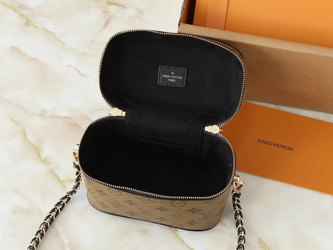 💰240💰Upgraded from the original M45165, this VANITY small handbag for the spring and summer of 2020 witnesses the contemporary movement composed by Nicolas Ghesquitère for Louis Vuitton’s travel heritage. This urban handbag reinterprets the Nice cosmetic bag in Monogram and Monogram Reverse canvas. Whether carried by hand or worn on the shoulder or cross-body with the leather chain strap, the soft and lightweight design can be carried with you. Size:19x13x11cm
