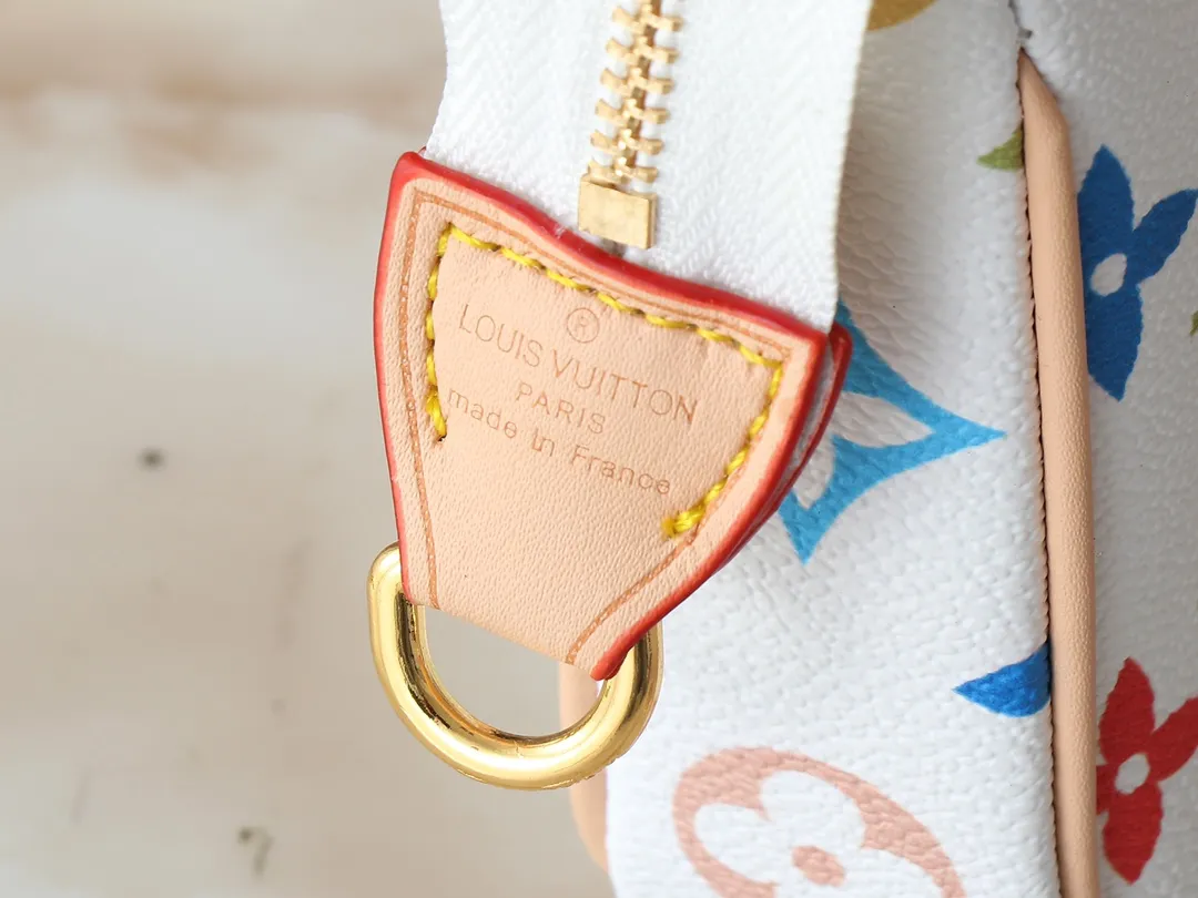 💰200💰Upgraded original M13663 M13404 M13440 M92649 This Pochette Accessoires handbag is made of coated canvas, with colorful Monogram patterns to interpret the smart style of the Louis Vuitton x Murakami cross-border collaboration series. Calf leather trim and dazzling hardware add to the sophisticated details, while the detachable shoulder strap and chain allow for flexible carry. Dimensions: 22.0 x 13.0 x 4.0 cm (length x height x width)