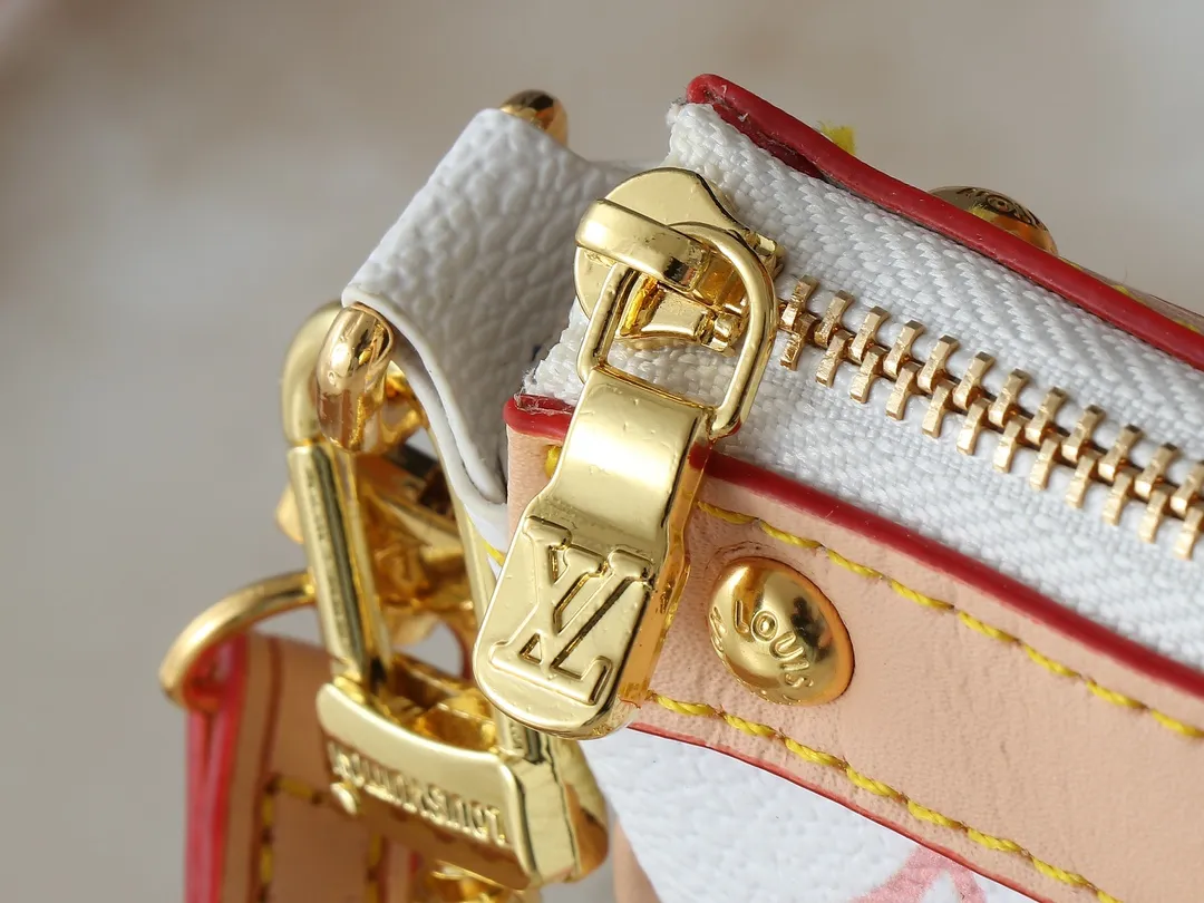 💰200💰Upgraded original M13663 M13404 M13440 M92649 This Pochette Accessoires handbag is made of coated canvas, with colorful Monogram patterns to interpret the smart style of the Louis Vuitton x Murakami cross-border collaboration series. Calf leather trim and dazzling hardware add to the sophisticated details, while the detachable shoulder strap and chain allow for flexible carry. Dimensions: 22.0 x 13.0 x 4.0 cm (length x height x width)