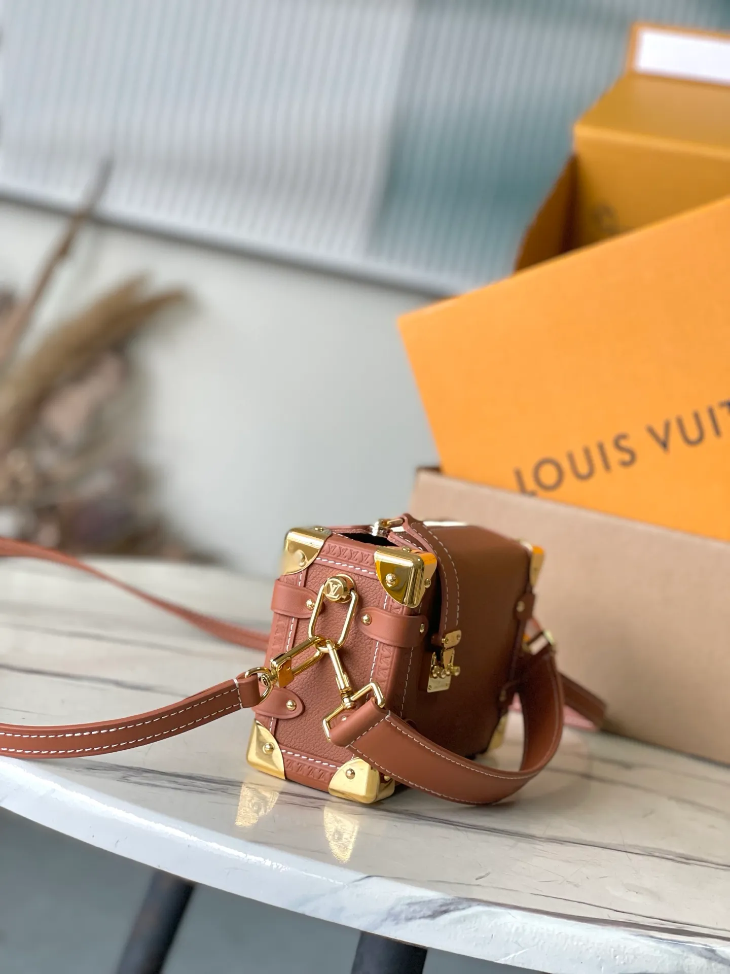 💰1200 (first-grain leather) top original order M15224 This Side Trunk small handbag uses fine leather to contrast the metallic luster of the S-lock buckle and hard-case style details, paying tribute to Louis Vuitton's trunk-making heritage. The exquisite design collects everything you need in an orderly manner, making it a perfect choice for day and night occasions. Dimensions: 19 × 12.5 × 7.5 cm