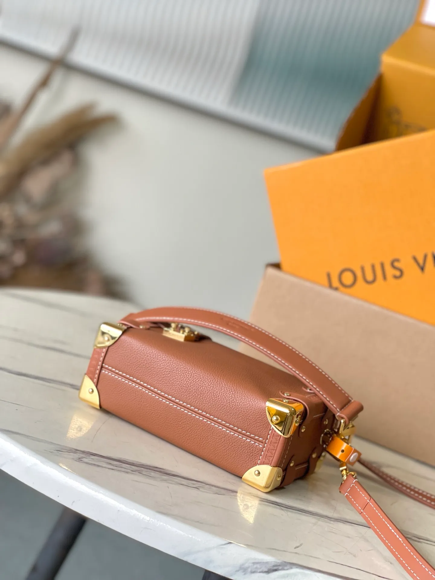 💰1200 (first-grain leather) top original order M15224 This Side Trunk small handbag uses fine leather to contrast the metallic luster of the S-lock buckle and hard-case style details, paying tribute to Louis Vuitton's trunk-making heritage. The exquisite design collects everything you need in an orderly manner, making it a perfect choice for day and night occasions. Dimensions: 19 × 12.5 × 7.5 cm
