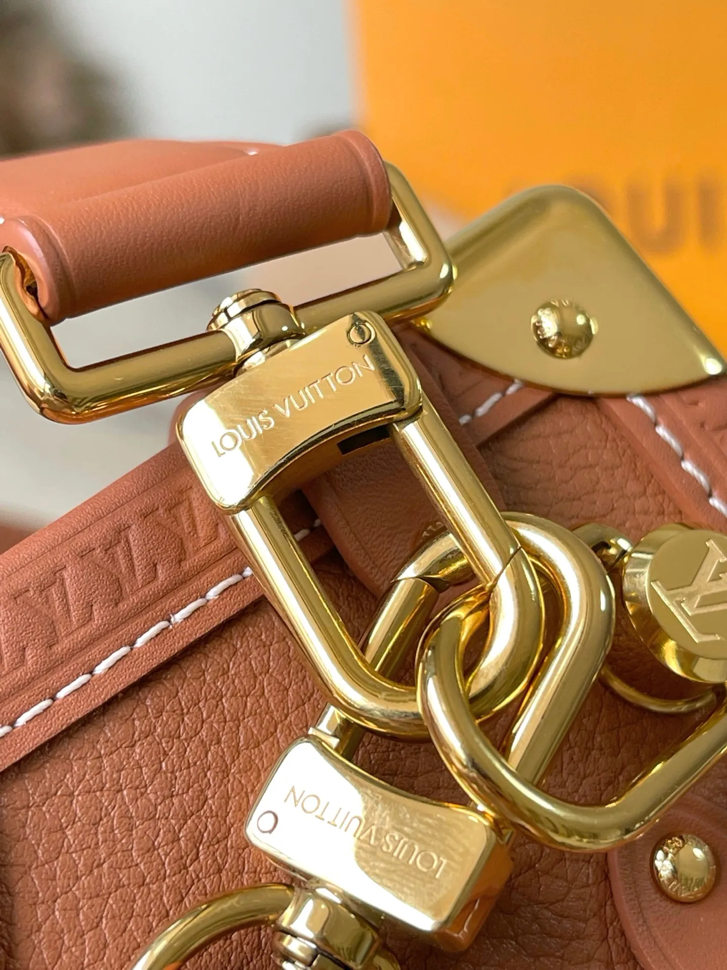 💰1200 (first-grain leather) top original order M15224 This Side Trunk small handbag uses fine leather to contrast the metallic luster of the S-lock buckle and hard-case style details, paying tribute to Louis Vuitton's trunk-making heritage. The exquisite design collects everything you need in an orderly manner, making it a perfect choice for day and night occasions. Dimensions: 19 × 12.5 × 7.5 cm