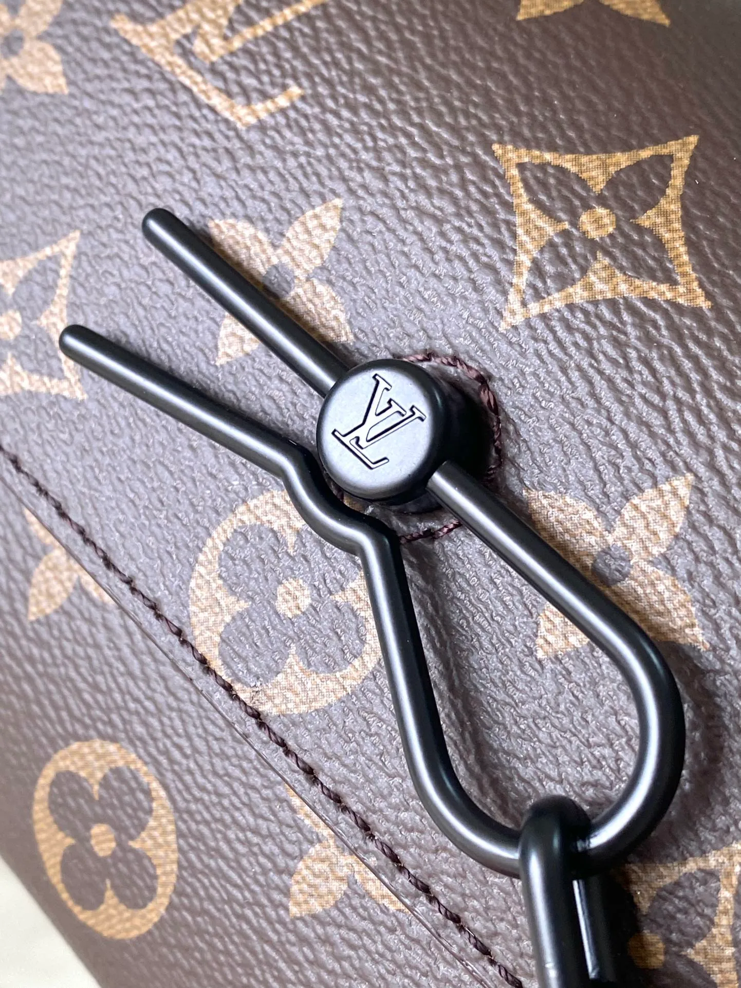 💰800 Top Original Order M83613 Presbyopia This Steamer mini handbag is made of Monogram Macassar canvas and is recognizable with decorative chains and brooches. The reinforced packaging is based on the traditional box-making tradition of Jiaoyuan brand. The magnetic buckle design makes it easy to take and place small items. The adjustable strap allows you to choose to carry it on the shoulder or cross-body. size: