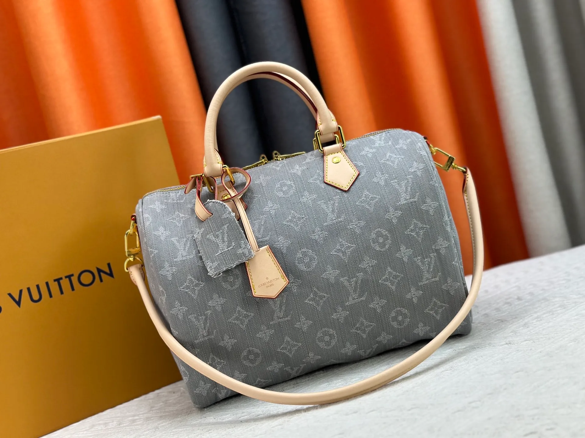 P320 Gray Denim Blue Denim M13344 M40391 Denim Denim Louis Vuitton collaborated with Takashi Murakami for the first time and launched the classic "Color Monogram" series, which immediately triggered a trend storm. Based on the denim denim design launched in 2005, cherry elements are integrated into LV's classic Monogram canvas, showing the perfect combination of art and fashion. Size: 30x21x17