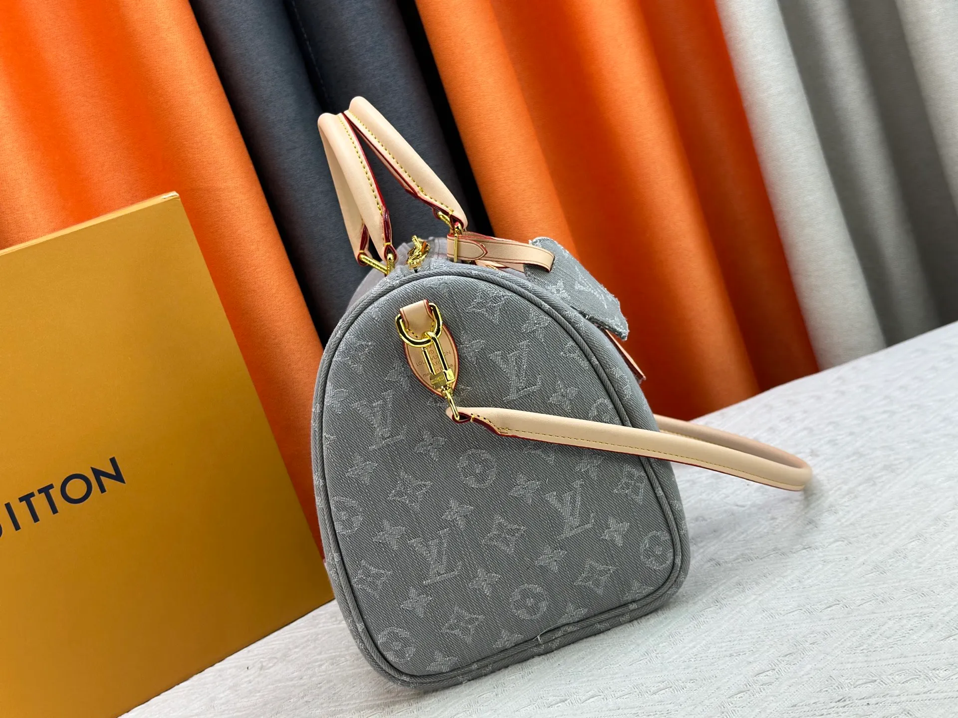 P320 Gray Denim Blue Denim M13344 M40391 Denim Denim Louis Vuitton collaborated with Takashi Murakami for the first time and launched the classic "Color Monogram" series, which immediately triggered a trend storm. Based on the denim denim design launched in 2005, cherry elements are integrated into LV's classic Monogram canvas, showing the perfect combination of art and fashion. Size: 30x21x17