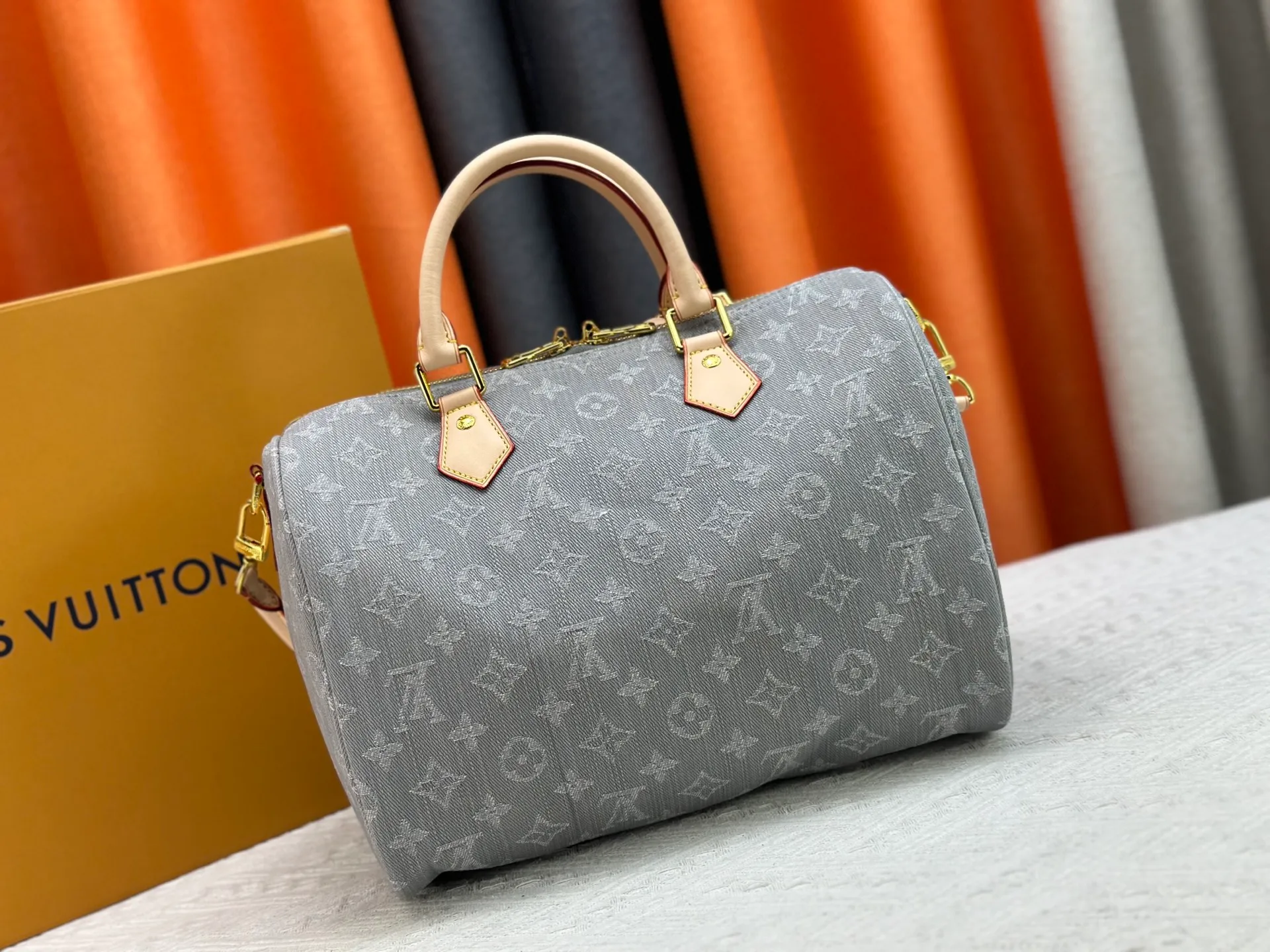 P320 Gray Denim Blue Denim M13344 M40391 Denim Denim Louis Vuitton collaborated with Takashi Murakami for the first time and launched the classic "Color Monogram" series, which immediately triggered a trend storm. Based on the denim denim design launched in 2005, cherry elements are integrated into LV's classic Monogram canvas, showing the perfect combination of art and fashion. Size: 30x21x17