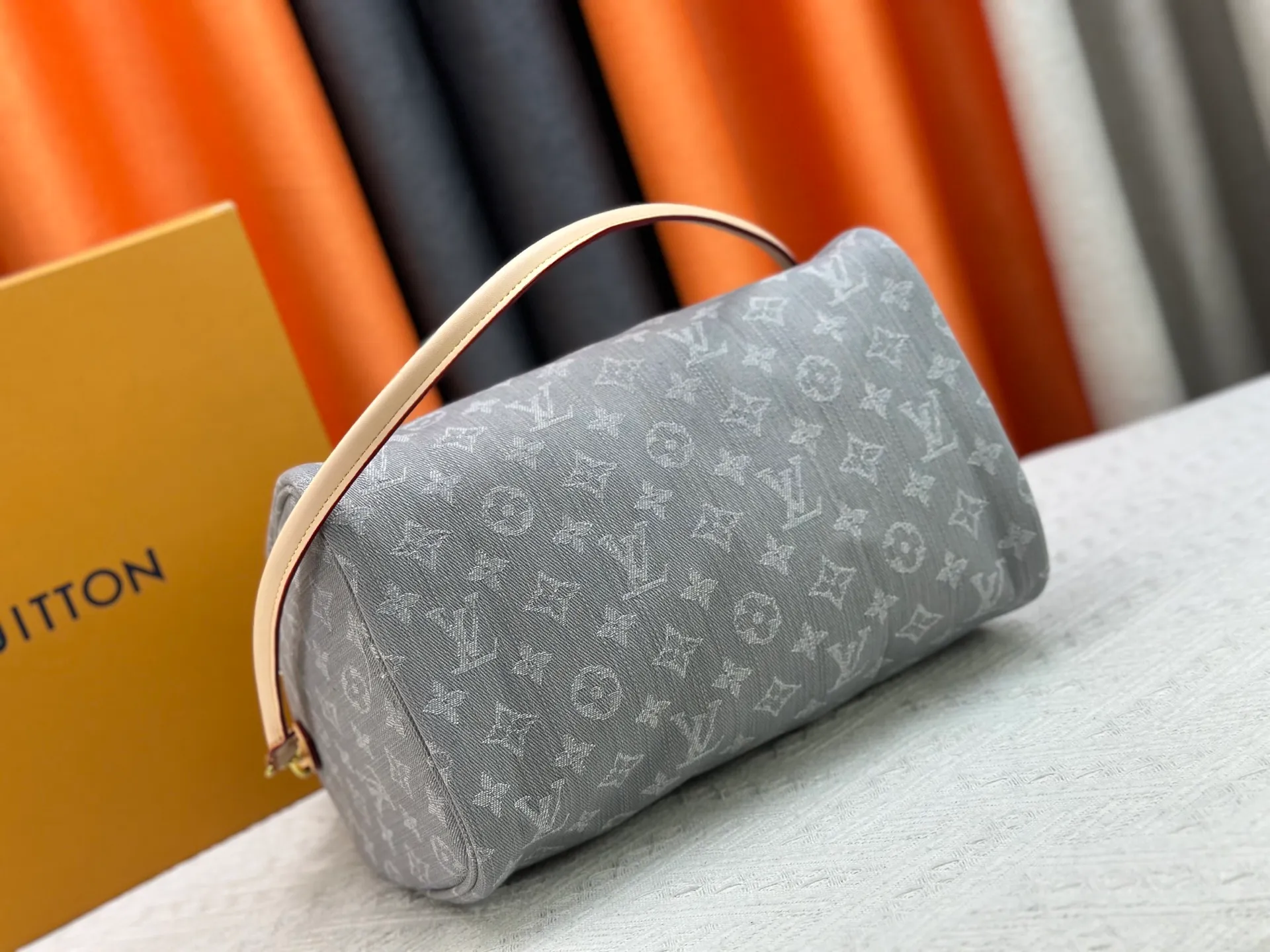 P320 Gray Denim Blue Denim M13344 M40391 Denim Denim Louis Vuitton collaborated with Takashi Murakami for the first time and launched the classic "Color Monogram" series, which immediately triggered a trend storm. Based on the denim denim design launched in 2005, cherry elements are integrated into LV's classic Monogram canvas, showing the perfect combination of art and fashion. Size: 30x21x17