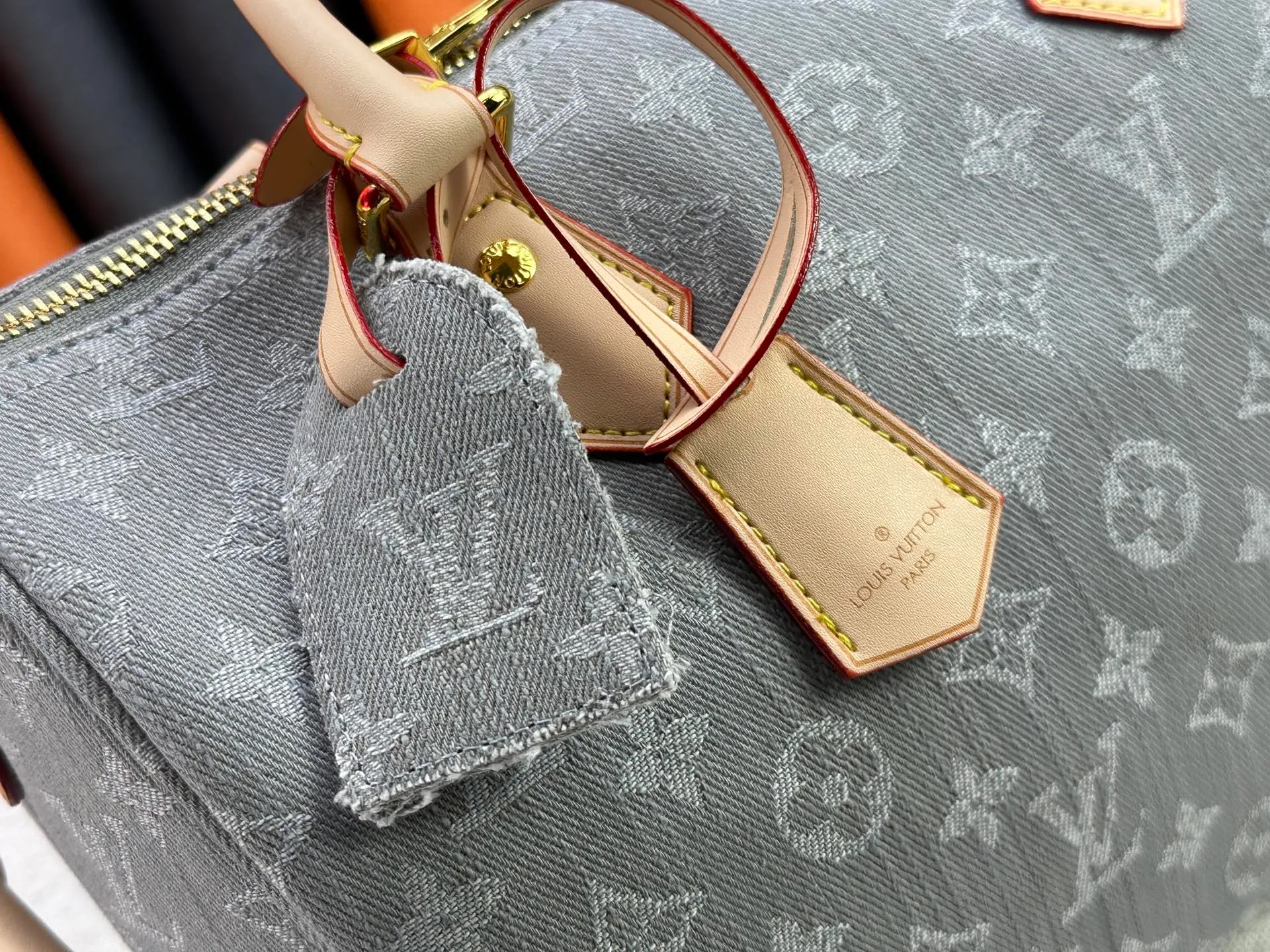 P320 Gray Denim Blue Denim M13344 M40391 Denim Denim Louis Vuitton collaborated with Takashi Murakami for the first time and launched the classic "Color Monogram" series, which immediately triggered a trend storm. Based on the denim denim design launched in 2005, cherry elements are integrated into LV's classic Monogram canvas, showing the perfect combination of art and fashion. Size: 30x21x17