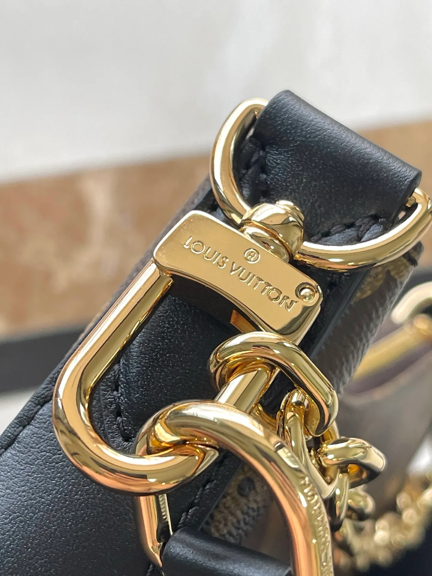 💰1000 Top Original M14056 Cookie BB handbag is made of Monogram coated canvas, with contrasting leather trim to accentuate the half-moon shape. The lightweight design combines an adjustable handle and a detachable chain to allow for easy conversion between cross-body and shoulder wear. The two ends of the bag can be connected to create a trendy wrist bag look. Dimensions: 28.5 × 19 × 5 cm