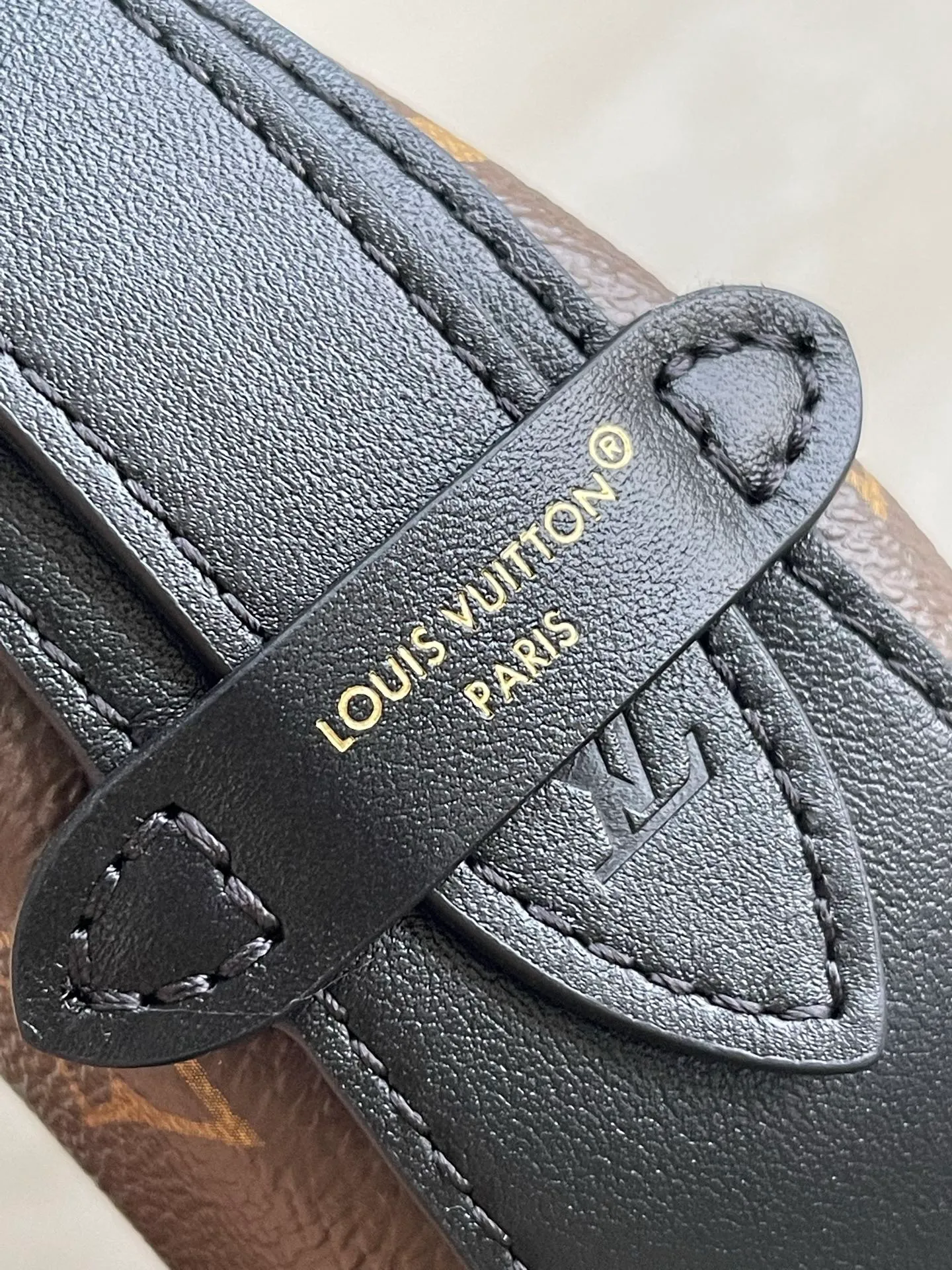 💰1000 Top Original M14056 Cookie BB handbag is made of Monogram coated canvas, with contrasting leather trim to accentuate the half-moon shape. The lightweight design combines an adjustable handle and a detachable chain to allow for easy conversion between cross-body and shoulder wear. The two ends of the bag can be connected to create a trendy wrist bag look. Dimensions: 28.5 × 19 × 5 cm