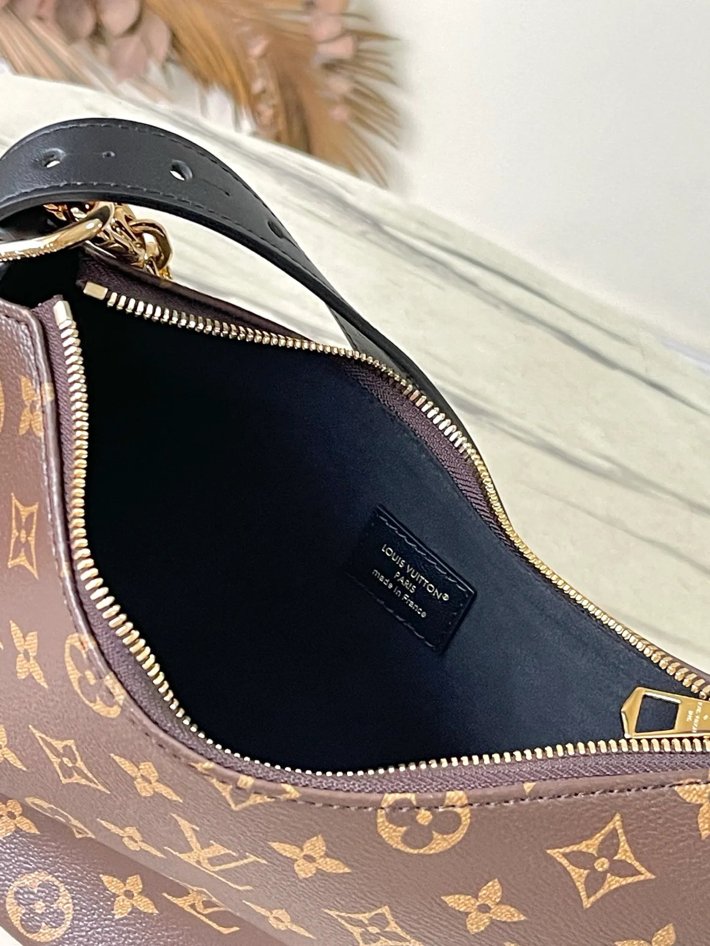 💰1000 Top Original M14056 Cookie BB handbag is made of Monogram coated canvas, with contrasting leather trim to accentuate the half-moon shape. The lightweight design combines an adjustable handle and a detachable chain to allow for easy conversion between cross-body and shoulder wear. The two ends of the bag can be connected to create a trendy wrist bag look. Dimensions: 28.5 × 19 × 5 cm