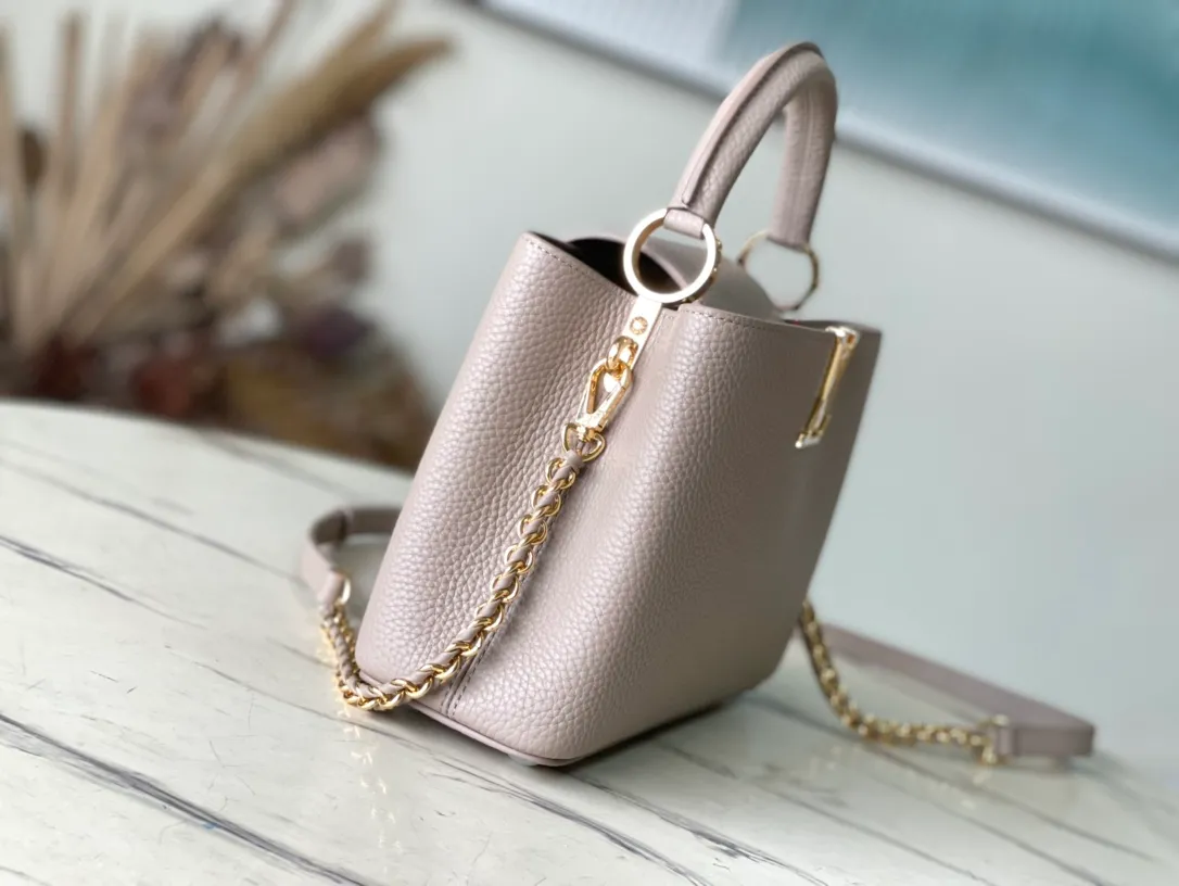 💰2360 (Special grade original leather) M23083 Elephant gray and white shell buckle Full leather cap Naying series Chinese Valentine's Day limited edition/small Capucines BB handbag from LV Milky Way series, presenting an exclusive gift for Valentine's Day. Taurillon leather is dip-dyed in soft tones, while the metallic hardware's dazzling shine and iridescent gradient provide elegant contrast. The detachable chain and leather shoulder strap make it easy to carry over the shoulder or cross-body. 27x18x9cm cm (length x height x width)