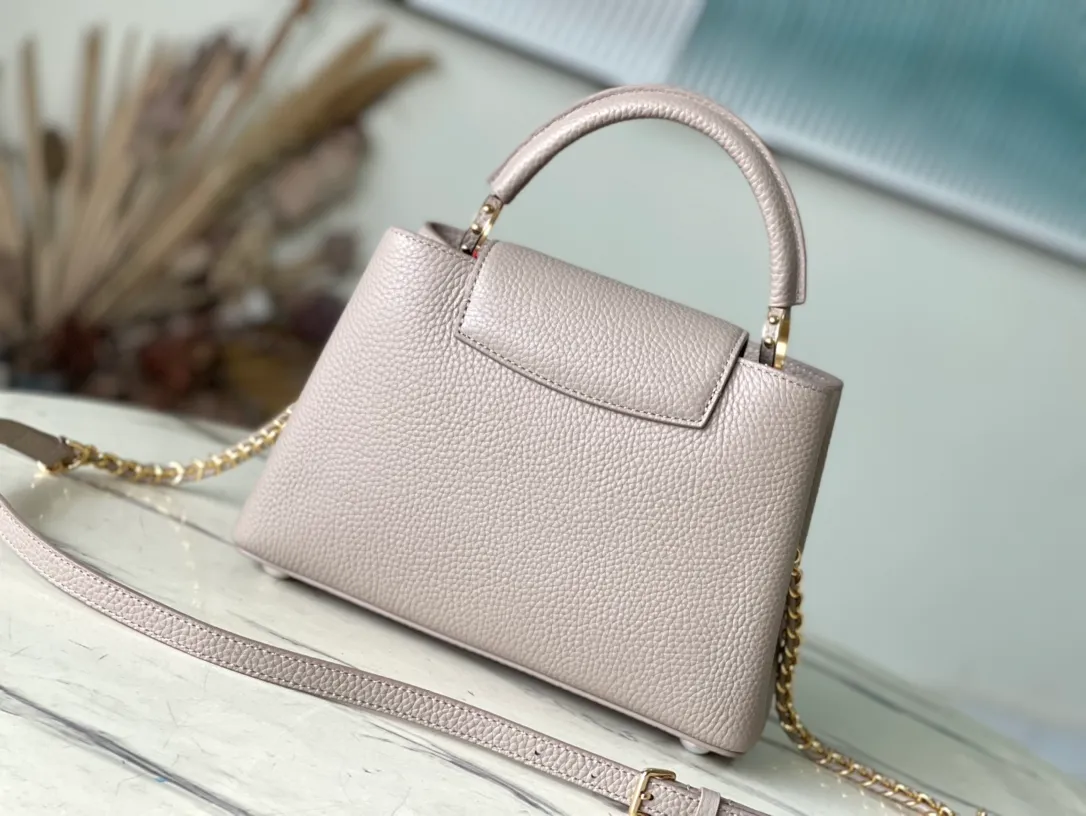 💰2360 (Special grade original leather) M23083 Elephant gray and white shell buckle Full leather cap Naying series Chinese Valentine's Day limited edition/small Capucines BB handbag from LV Milky Way series, presenting an exclusive gift for Valentine's Day. Taurillon leather is dip-dyed in soft tones, while the metallic hardware's dazzling shine and iridescent gradient provide elegant contrast. The detachable chain and leather shoulder strap make it easy to carry over the shoulder or cross-body. 27x18x9cm cm (length x height x width)