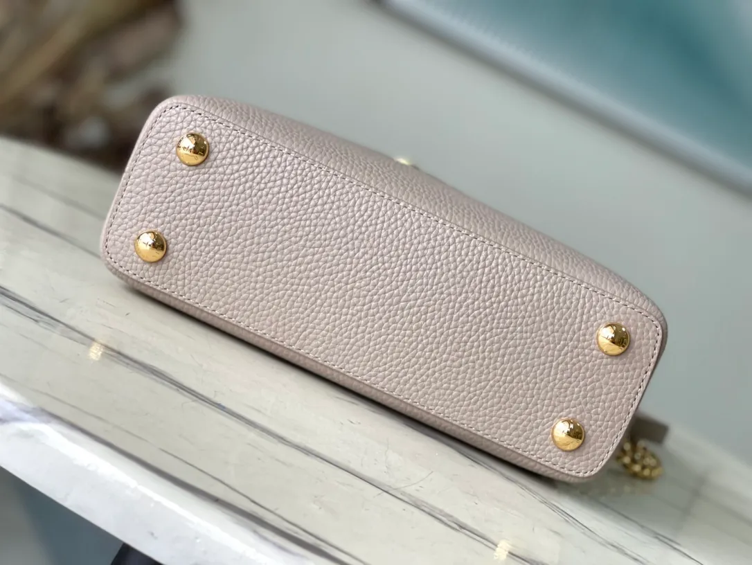 💰2360 (Special grade original leather) M23083 Elephant gray and white shell buckle Full leather cap Naying series Chinese Valentine's Day limited edition/small Capucines BB handbag from LV Milky Way series, presenting an exclusive gift for Valentine's Day. Taurillon leather is dip-dyed in soft tones, while the metallic hardware's dazzling shine and iridescent gradient provide elegant contrast. The detachable chain and leather shoulder strap make it easy to carry over the shoulder or cross-body. 27x18x9cm cm (length x height x width)