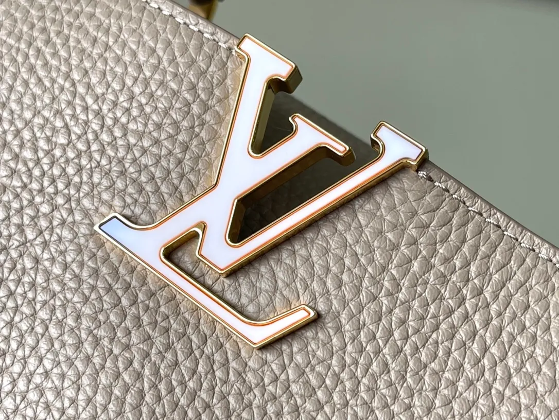 💰2360 (Special grade original leather) M23083 Elephant gray and white shell buckle Full leather cap Naying series Chinese Valentine's Day limited edition/small Capucines BB handbag from LV Milky Way series, presenting an exclusive gift for Valentine's Day. Taurillon leather is dip-dyed in soft tones, while the metallic hardware's dazzling shine and iridescent gradient provide elegant contrast. The detachable chain and leather shoulder strap make it easy to carry over the shoulder or cross-body. 27x18x9cm cm (length x height x width)