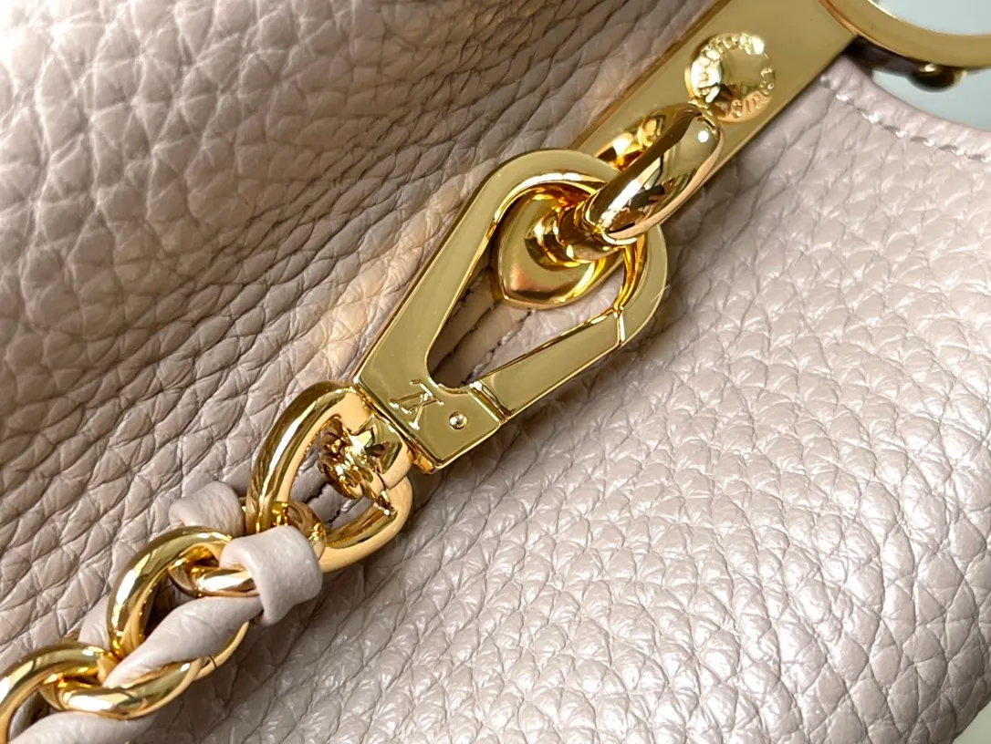 💰2360 (Special grade original leather) M23083 Elephant gray and white shell buckle Full leather cap Naying series Chinese Valentine's Day limited edition/small Capucines BB handbag from LV Milky Way series, presenting an exclusive gift for Valentine's Day. Taurillon leather is dip-dyed in soft tones, while the metallic hardware's dazzling shine and iridescent gradient provide elegant contrast. The detachable chain and leather shoulder strap make it easy to carry over the shoulder or cross-body. 27x18x9cm cm (length x height x width)