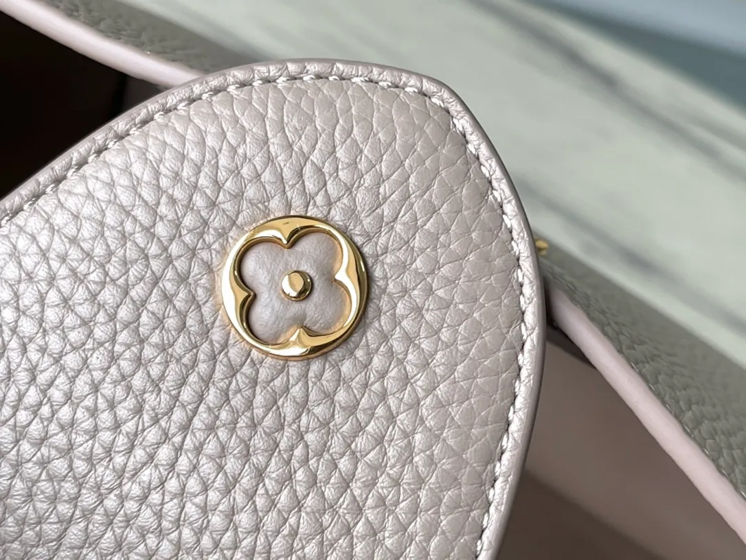 💰2360 (Special grade original leather) M23083 Elephant gray and white shell buckle Full leather cap Naying series Chinese Valentine's Day limited edition/small Capucines BB handbag from LV Milky Way series, presenting an exclusive gift for Valentine's Day. Taurillon leather is dip-dyed in soft tones, while the metallic hardware's dazzling shine and iridescent gradient provide elegant contrast. The detachable chain and leather shoulder strap make it easy to carry over the shoulder or cross-body. 27x18x9cm cm (length x height x width)