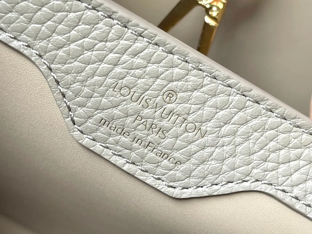 💰2360 (Special grade original leather) M23083 Elephant gray and white shell buckle Full leather cap Naying series Chinese Valentine's Day limited edition/small Capucines BB handbag from LV Milky Way series, presenting an exclusive gift for Valentine's Day. Taurillon leather is dip-dyed in soft tones, while the metallic hardware's dazzling shine and iridescent gradient provide elegant contrast. The detachable chain and leather shoulder strap make it easy to carry over the shoulder or cross-body. 27x18x9cm cm (length x height x width)