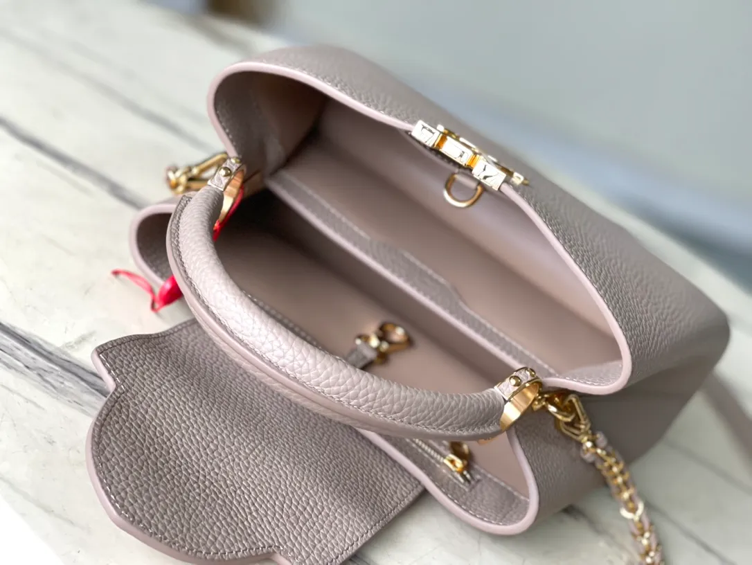 💰2360 (Special grade original leather) M23083 Elephant gray and white shell buckle Full leather cap Naying series Chinese Valentine's Day limited edition/small Capucines BB handbag from LV Milky Way series, presenting an exclusive gift for Valentine's Day. Taurillon leather is dip-dyed in soft tones, while the metallic hardware's dazzling shine and iridescent gradient provide elegant contrast. The detachable chain and leather shoulder strap make it easy to carry over the shoulder or cross-body. 27x18x9cm cm (length x height x width)